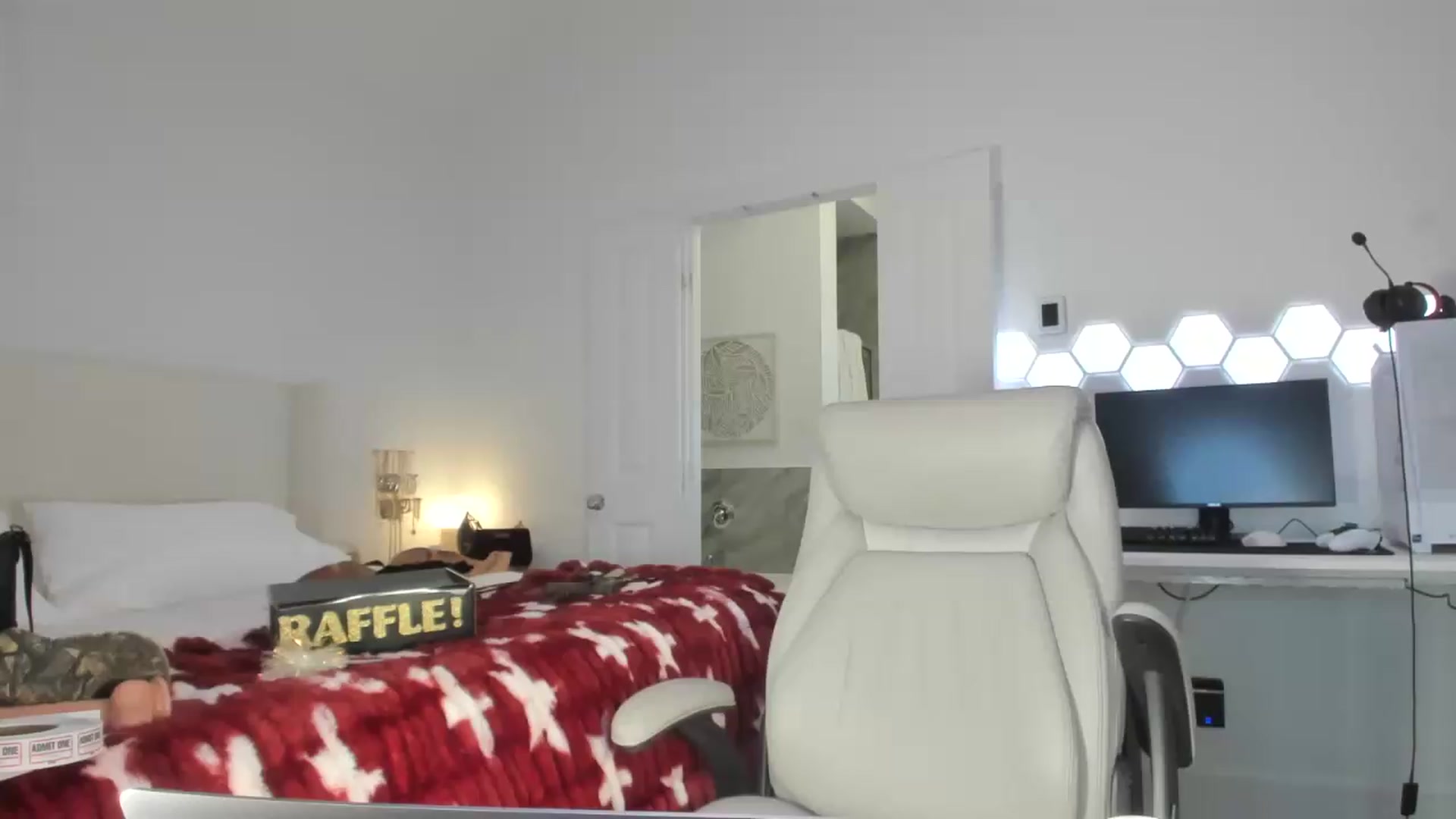 Gallery image thumbnail from skylerlo's myfreecams stream on, 08/20/2026, 04:03 image 8 of 20