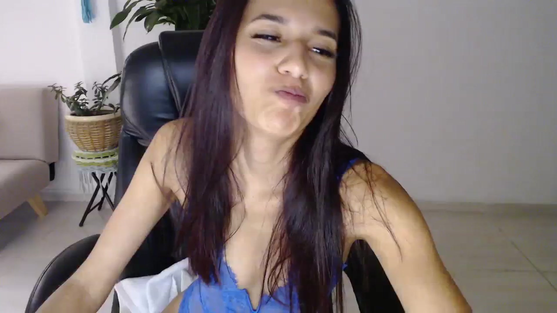 Gallery image thumbnail from slim_pamella's myfreecams stream on, 08/13/2023, 24:38 image 15 of 20