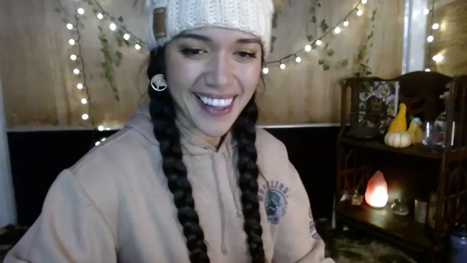 Gallery image thumbnail from slothyfoxy's myfreecams stream on, 11/16/2022, 08:33 image 14 of 20