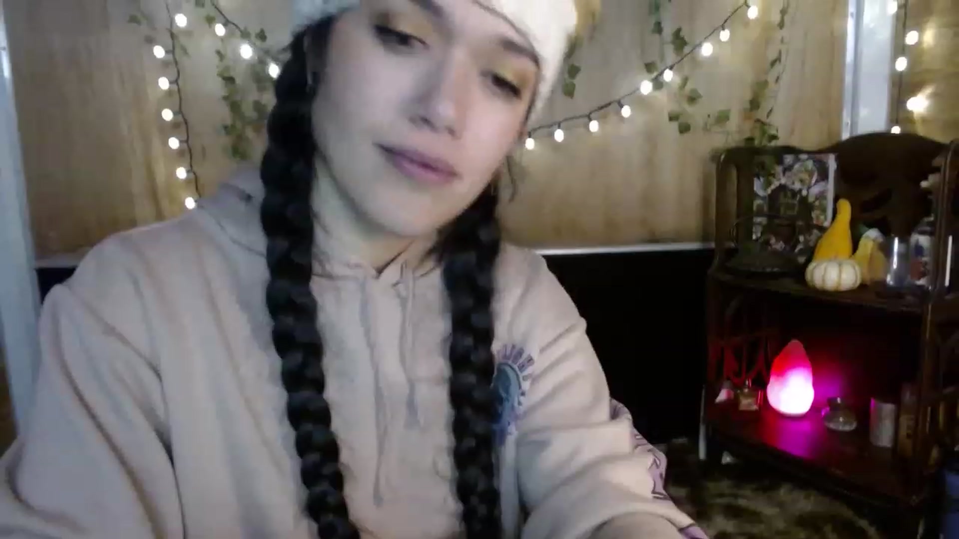 Gallery image thumbnail from slothyfoxy's myfreecams stream on, 11/16/2022, 08:33 image 11 of 20