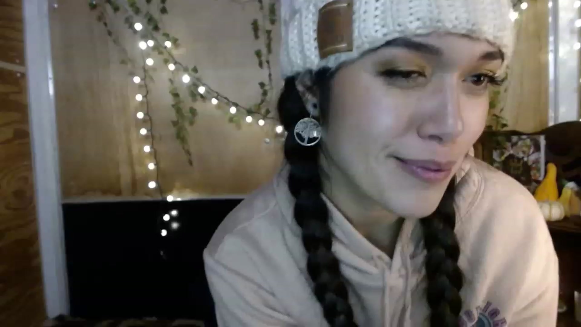 Gallery image thumbnail from slothyfoxy's myfreecams stream on, 11/16/2022, 08:33 image 9 of 20