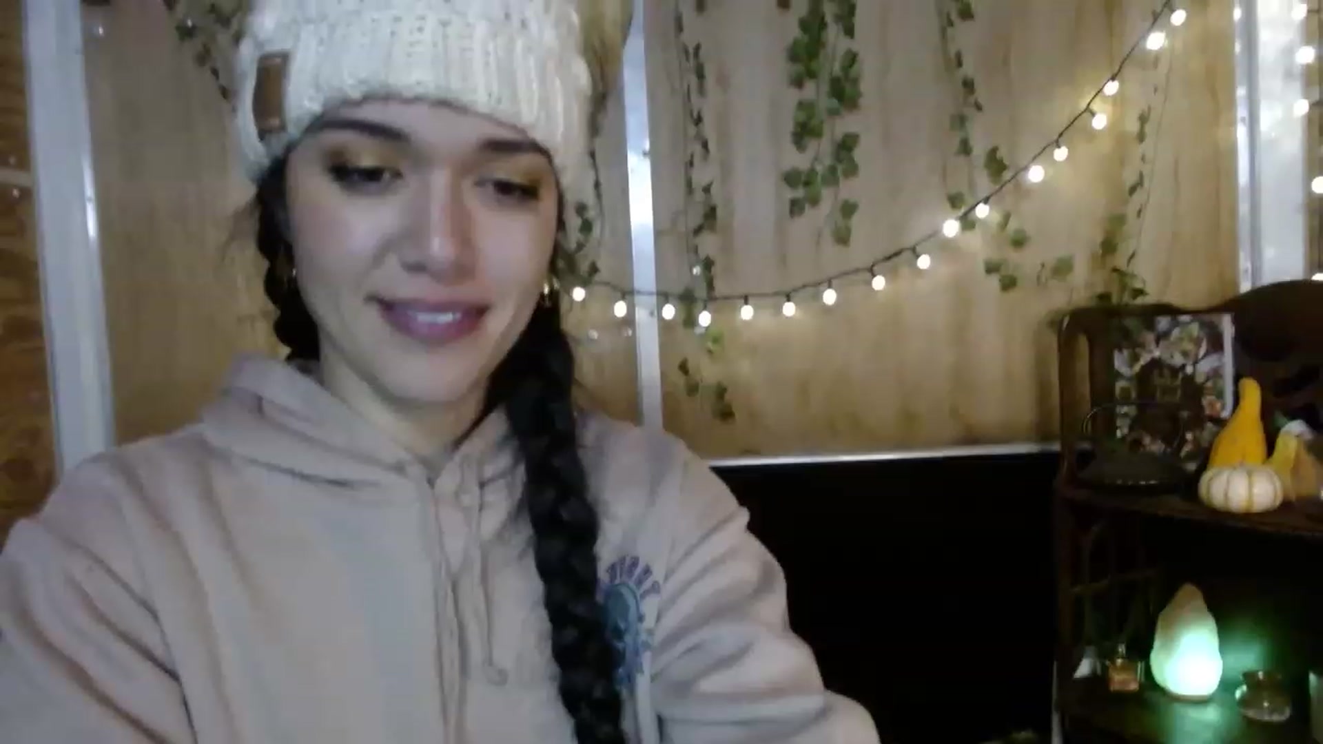Gallery image thumbnail from slothyfoxy's myfreecams stream on, 11/16/2022, 08:33 image 6 of 20