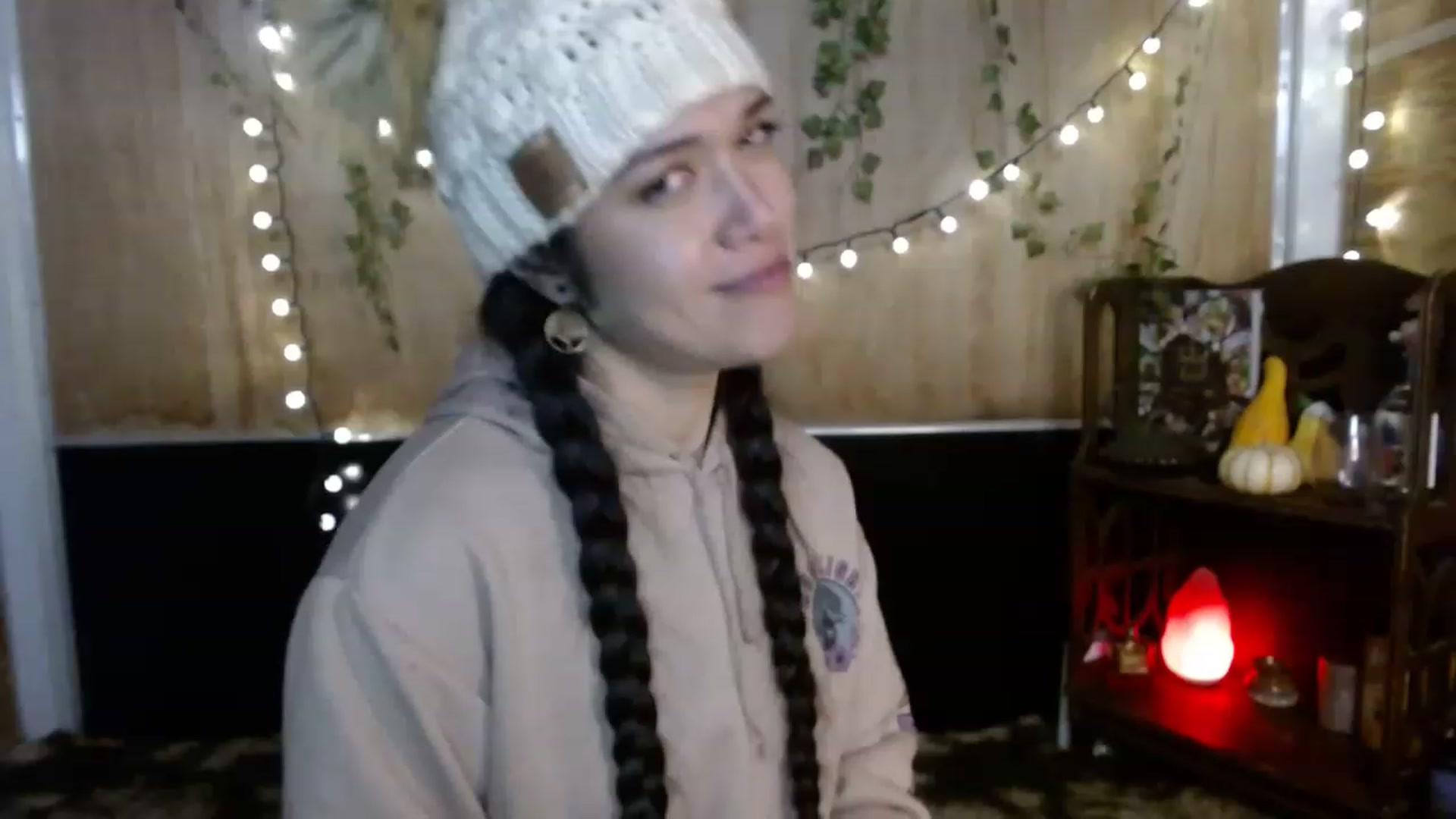 Gallery image thumbnail from slothyfoxy's myfreecams stream on, 11/16/2022, 08:33 image 13 of 20