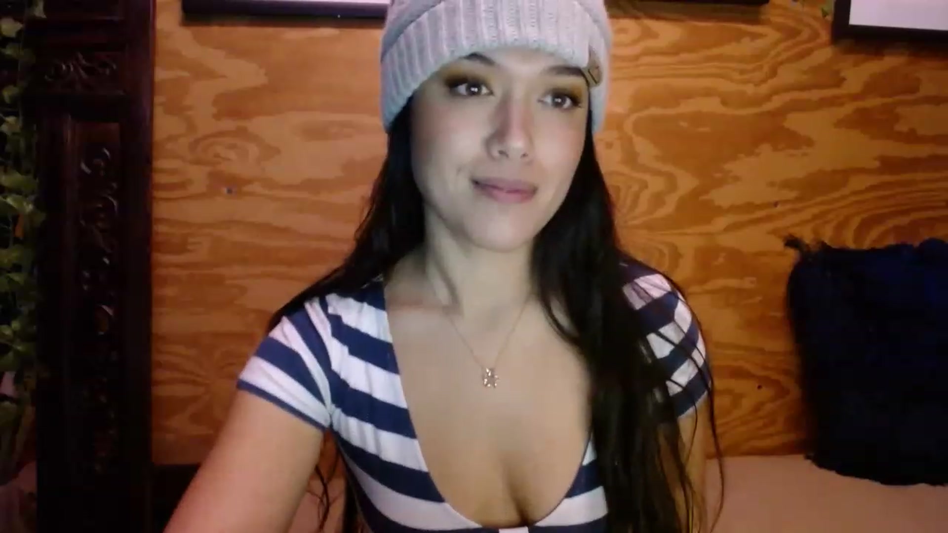 Gallery image thumbnail from slothyfoxy's myfreecams stream on, 12/19/2022, 03:07 image 11 of 20