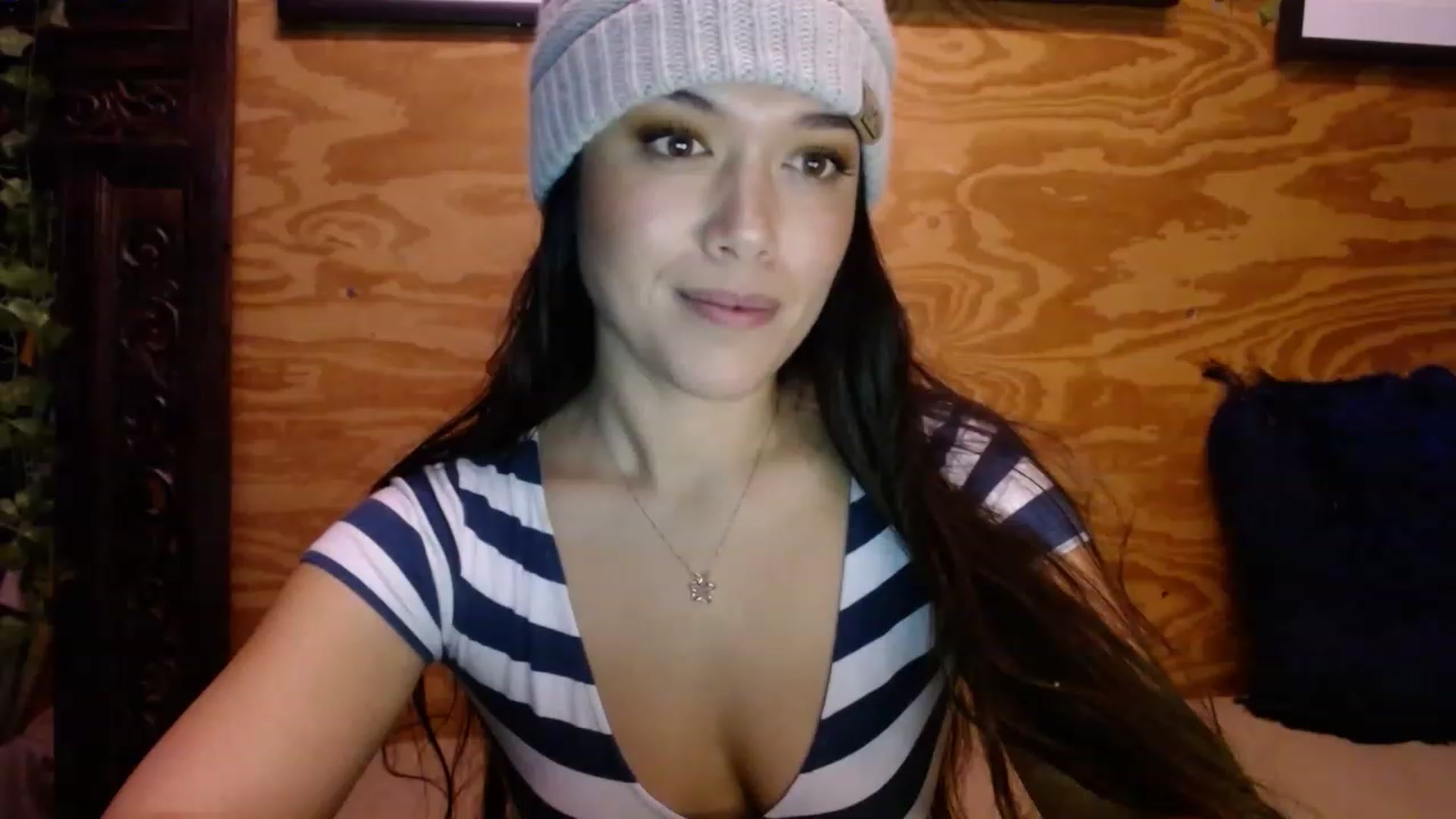 Gallery image thumbnail from slothyfoxy's myfreecams stream on, 12/19/2022, 03:07 image 12 of 20
