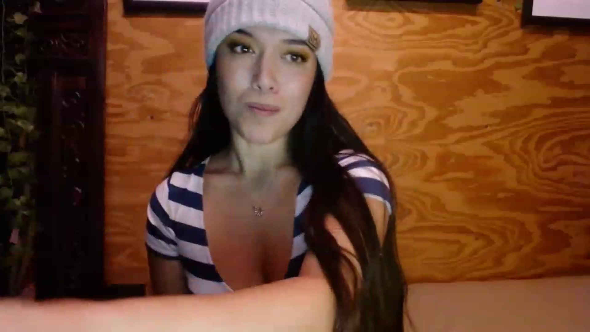 Gallery image thumbnail from slothyfoxy's myfreecams stream on, 12/19/2022, 03:07 image 18 of 20
