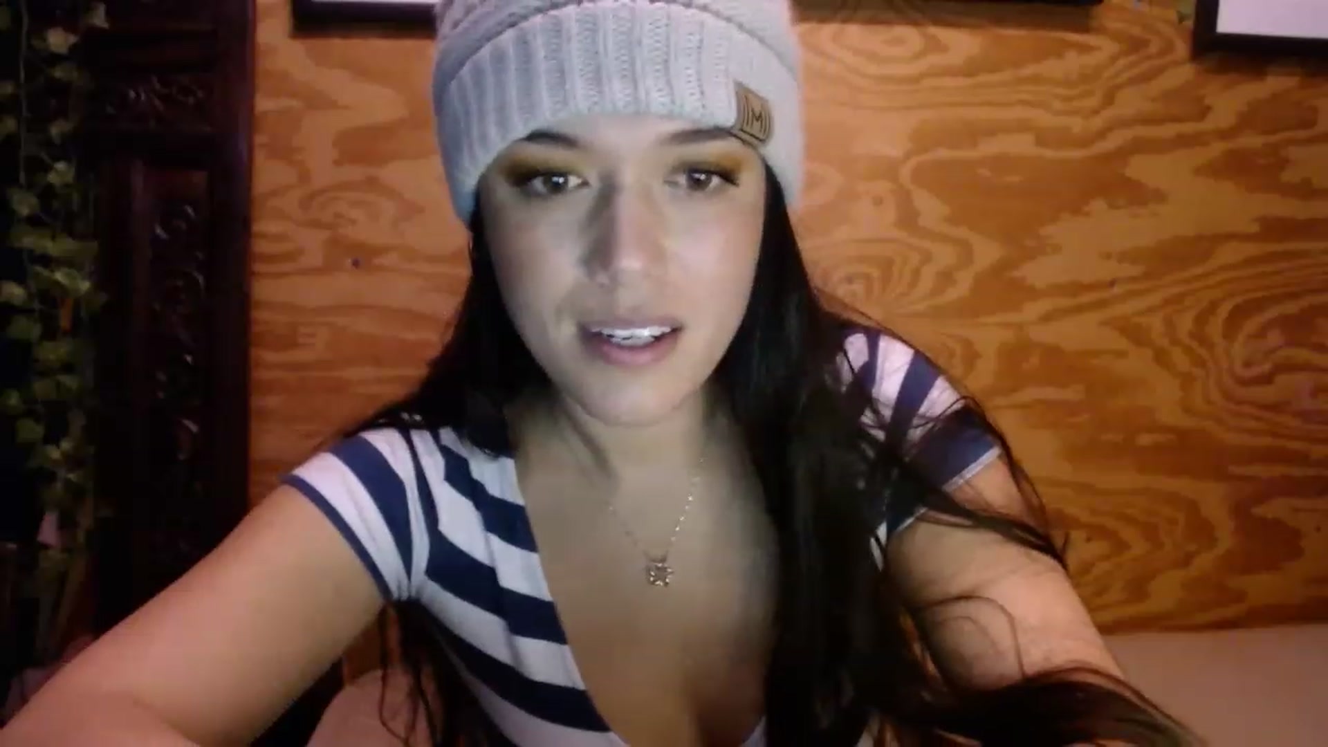 Gallery image thumbnail from slothyfoxy's myfreecams stream on, 12/19/2022, 03:07 image 19 of 20
