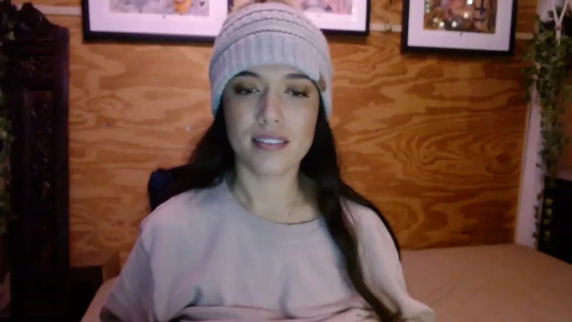 Gallery image thumbnail from slothyfoxy's myfreecams stream on, 12/20/2022, 24:00 image 3 of 20