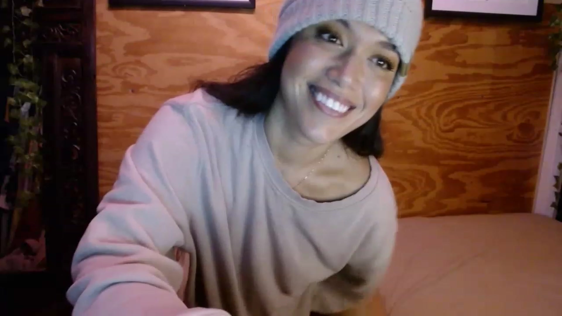 Gallery image thumbnail from slothyfoxy's myfreecams stream on, 12/20/2022, 24:00 image 13 of 20