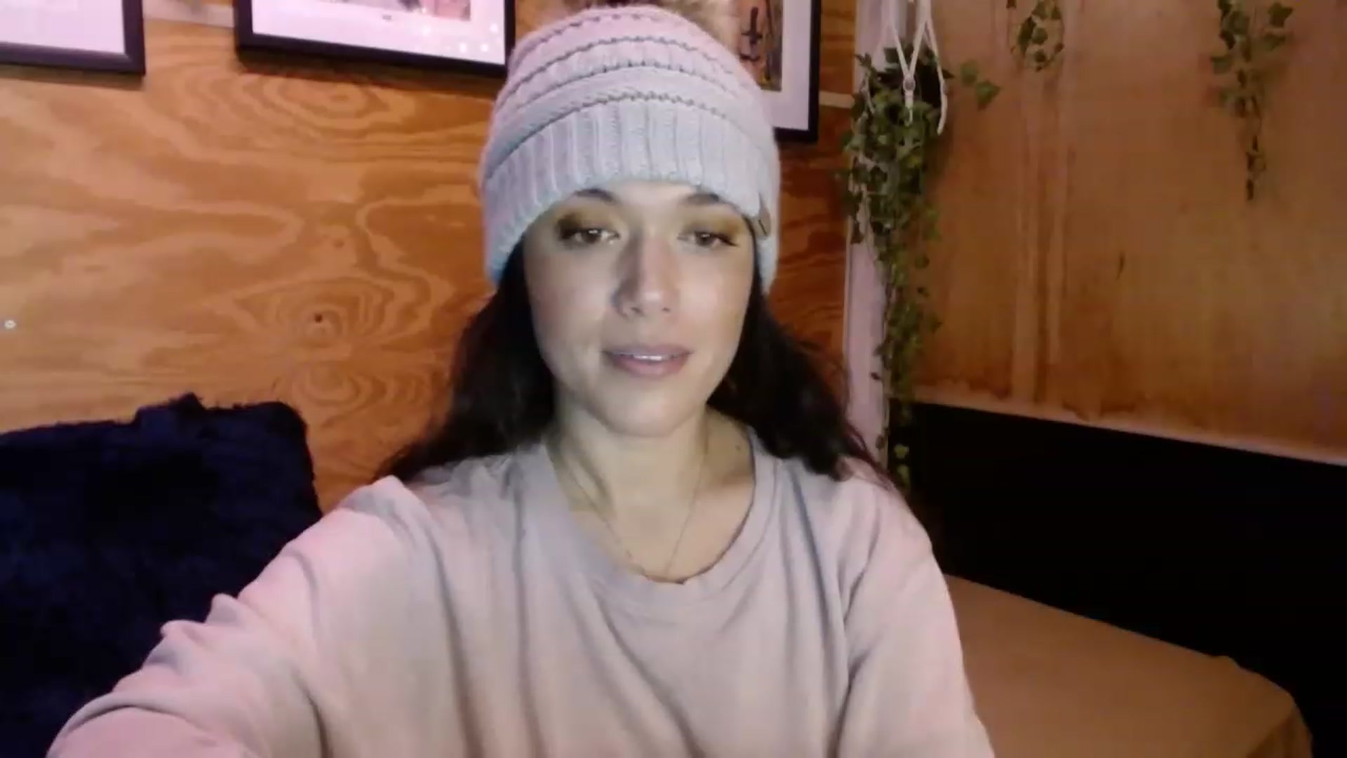 Gallery image thumbnail from slothyfoxy's myfreecams stream on, 12/20/2022, 24:00 image 19 of 20