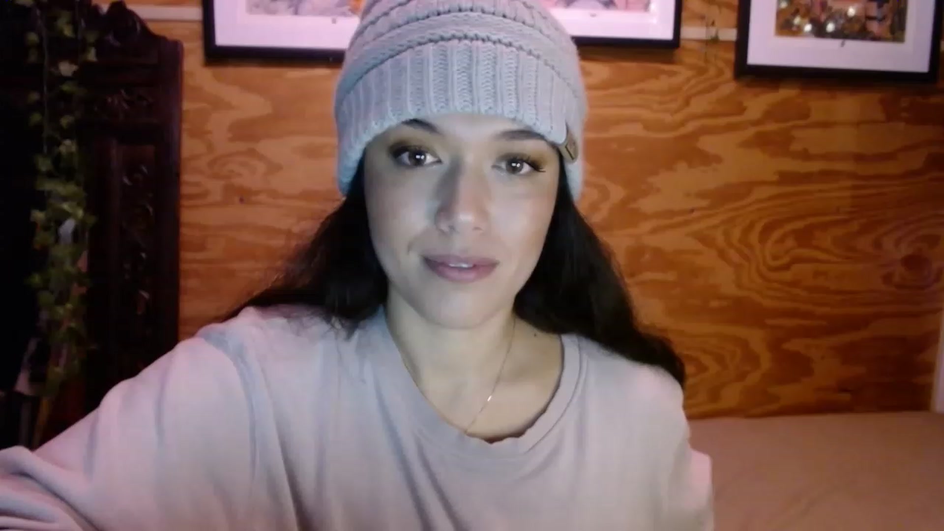 Gallery image thumbnail from slothyfoxy's myfreecams stream on, 12/20/2022, 24:00 image 8 of 20
