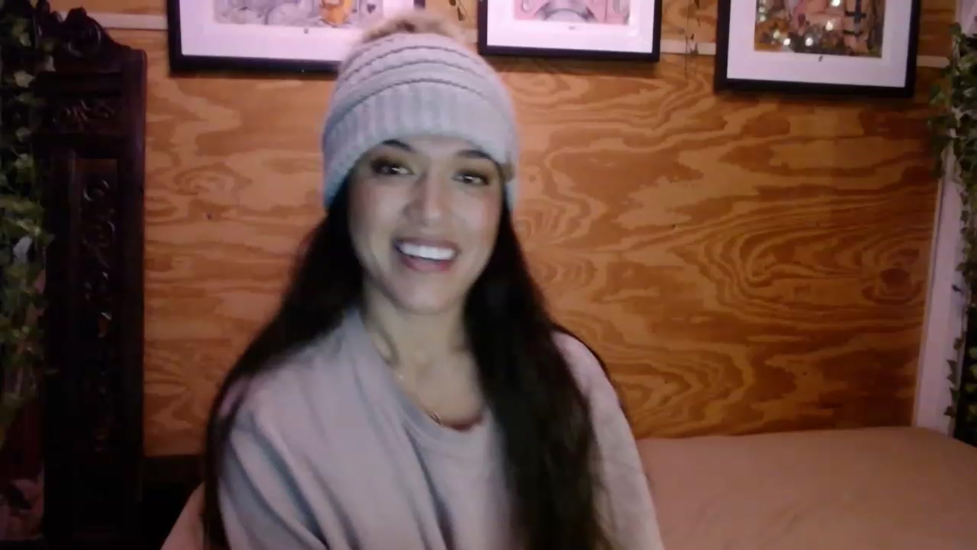 Gallery image thumbnail from slothyfoxy's myfreecams stream on, 12/20/2022, 24:00 image 5 of 20