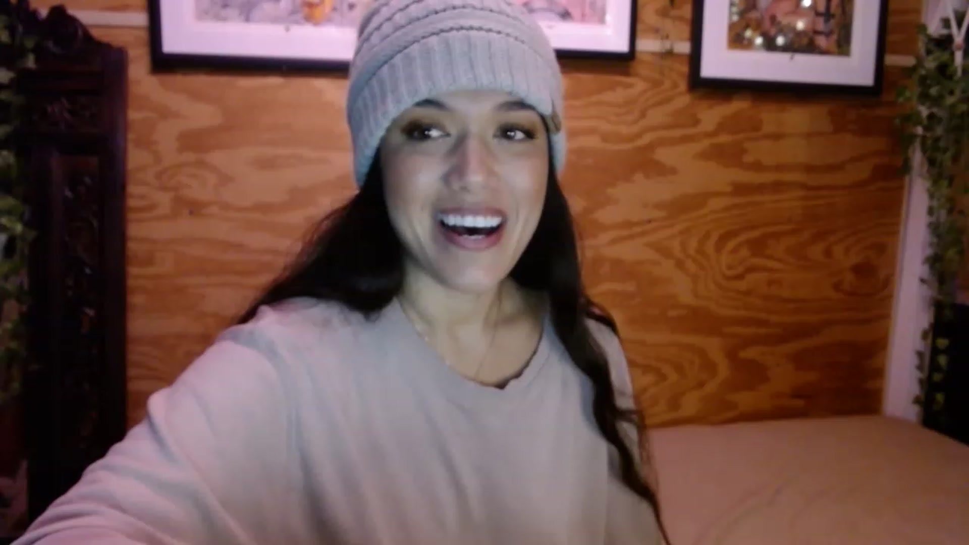 Gallery image thumbnail from slothyfoxy's myfreecams stream on, 12/20/2022, 24:00 image 2 of 20