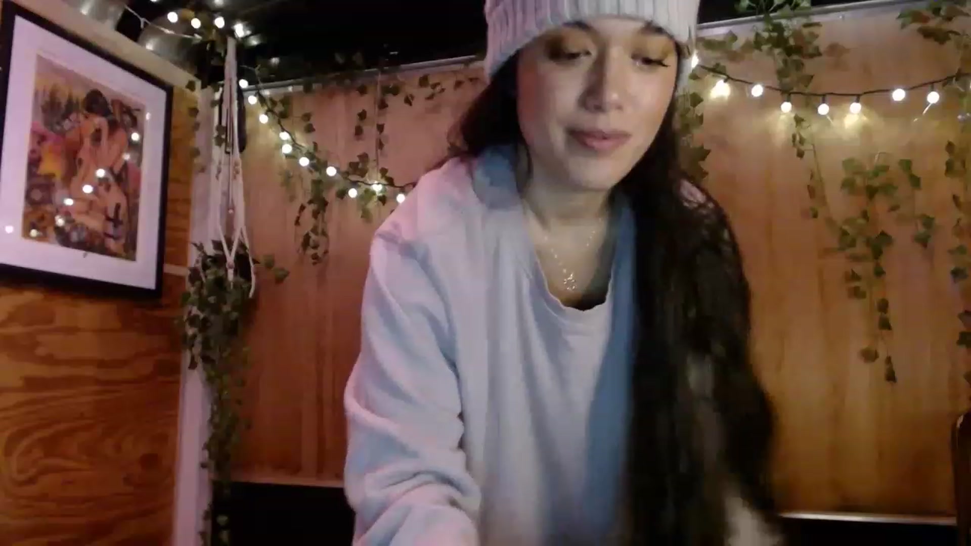 Gallery image thumbnail from slothyfoxy's myfreecams stream on, 12/20/2022, 24:00 image 17 of 20
