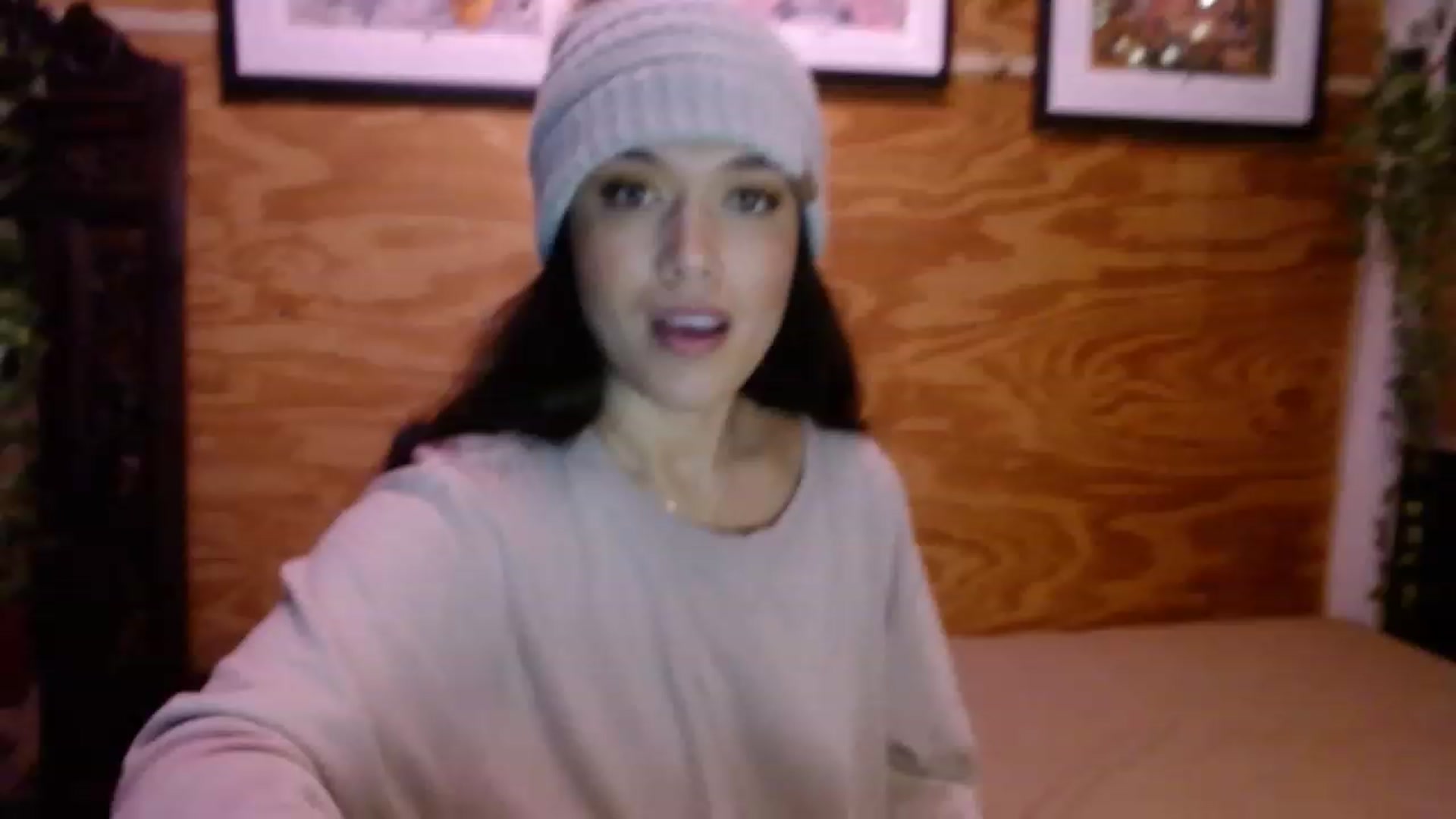 Gallery image thumbnail from slothyfoxy's myfreecams stream on, 12/20/2022, 24:00 image 1 of 20
