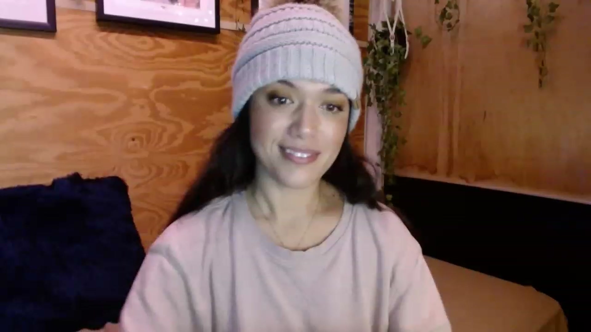 Gallery image thumbnail from slothyfoxy's myfreecams stream on, 12/20/2022, 24:00 image 20 of 20
