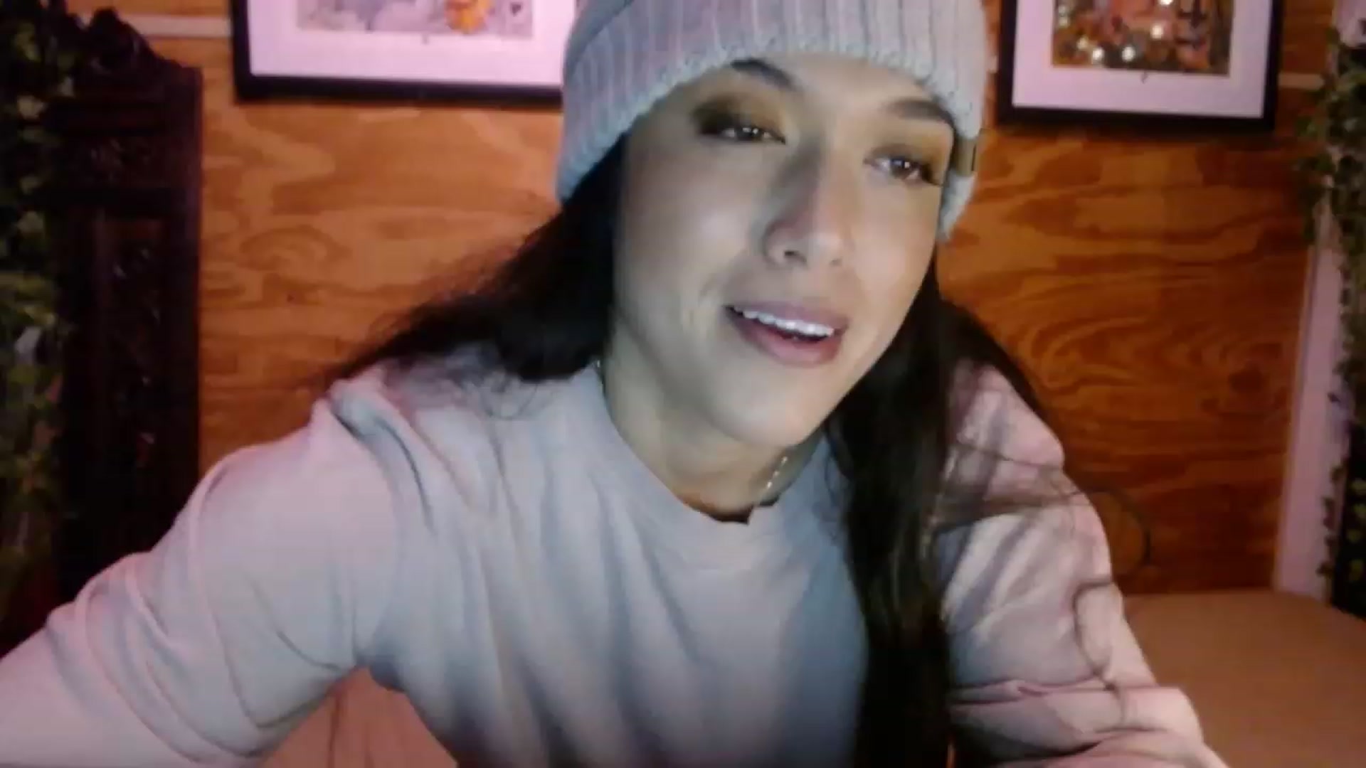 Gallery image thumbnail from slothyfoxy's myfreecams stream on, 12/20/2022, 24:00 image 4 of 20