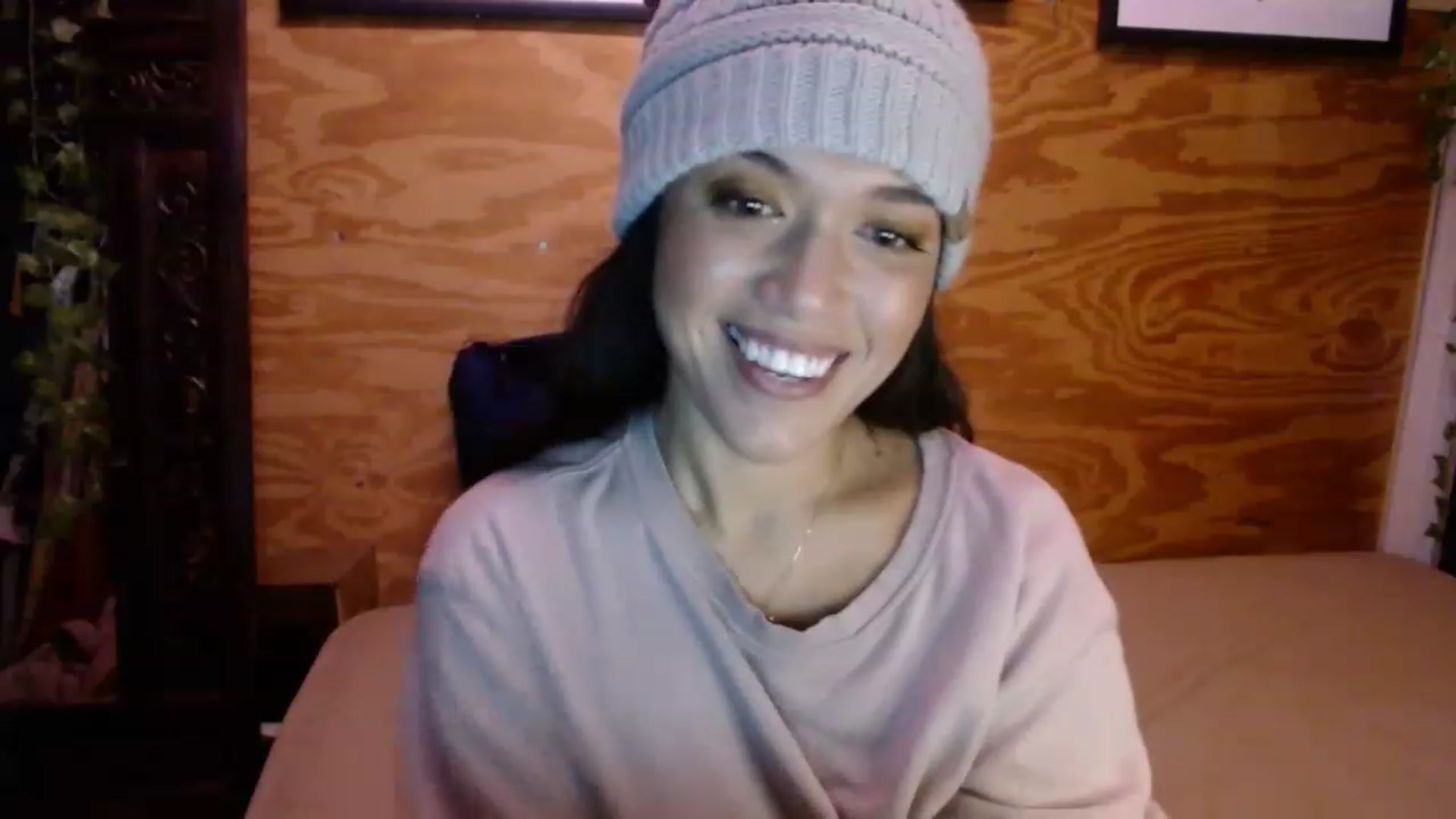Gallery image thumbnail from slothyfoxy's myfreecams stream on, 12/20/2022, 24:00 image 12 of 20
