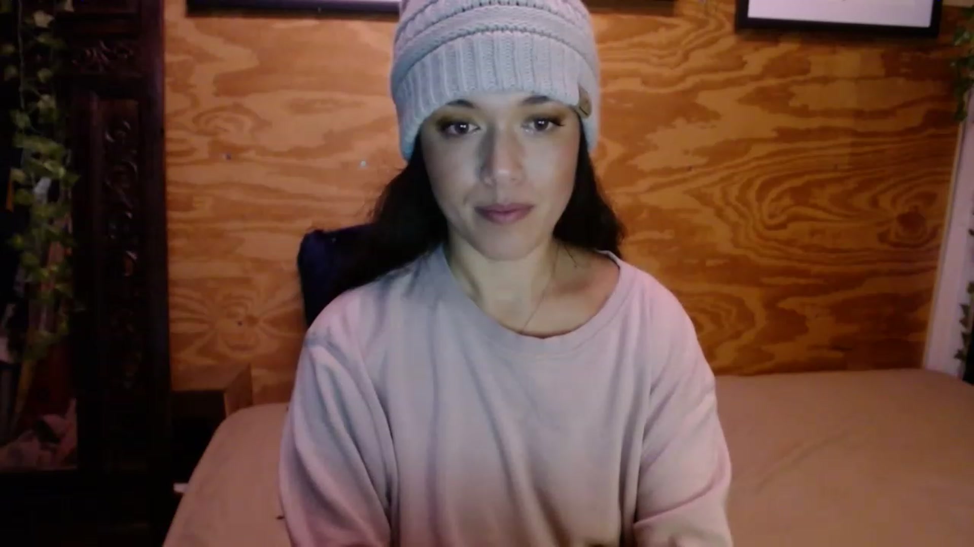 Gallery image thumbnail from slothyfoxy's myfreecams stream on, 12/20/2022, 24:00 image 15 of 20