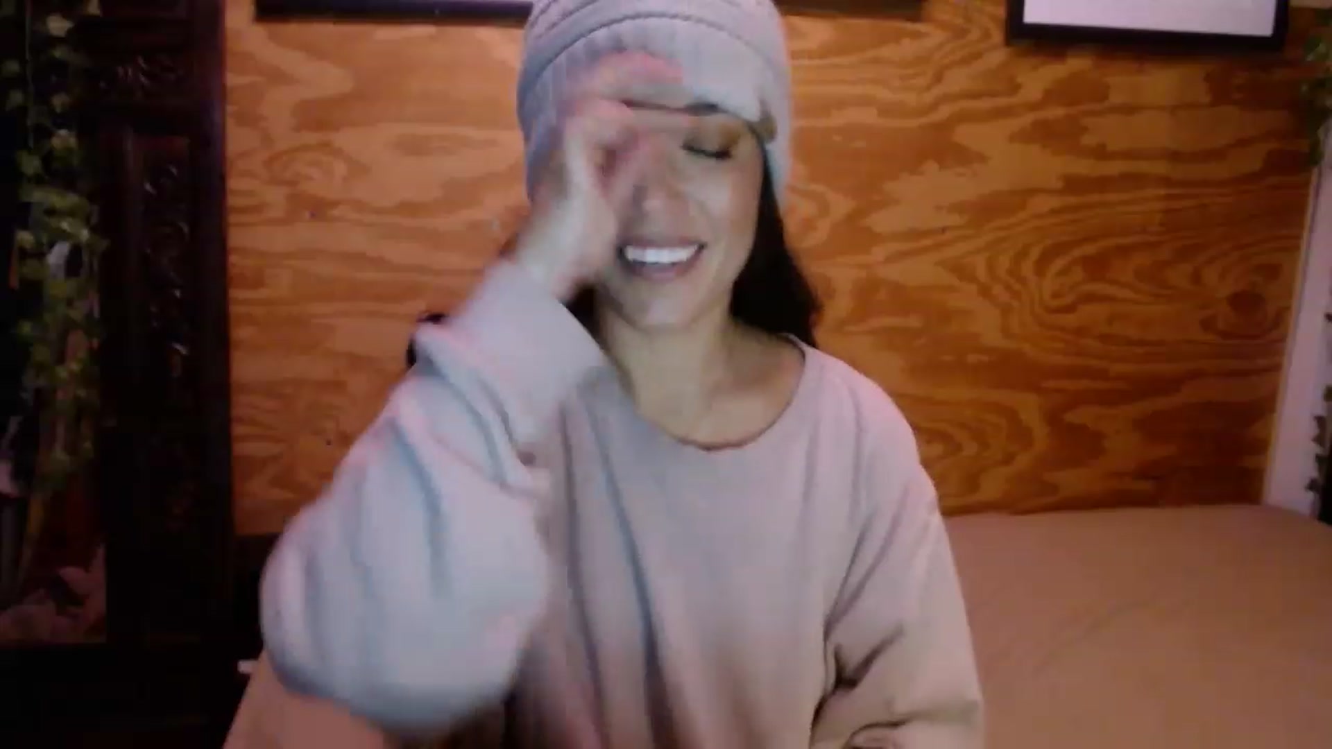 Gallery image thumbnail from slothyfoxy's myfreecams stream on, 12/20/2022, 24:00 image 14 of 20