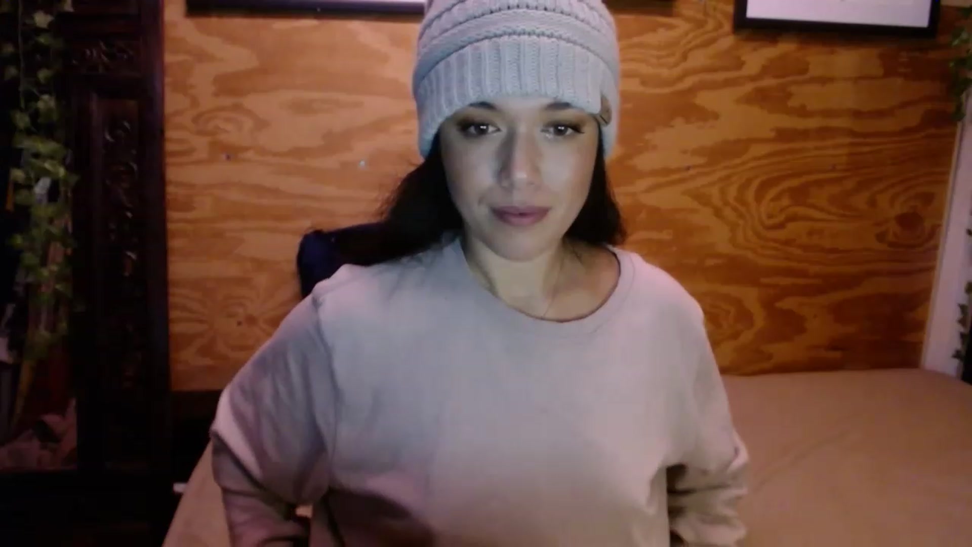 Gallery image thumbnail from slothyfoxy's myfreecams stream on, 12/20/2022, 24:42 image 10 of 20