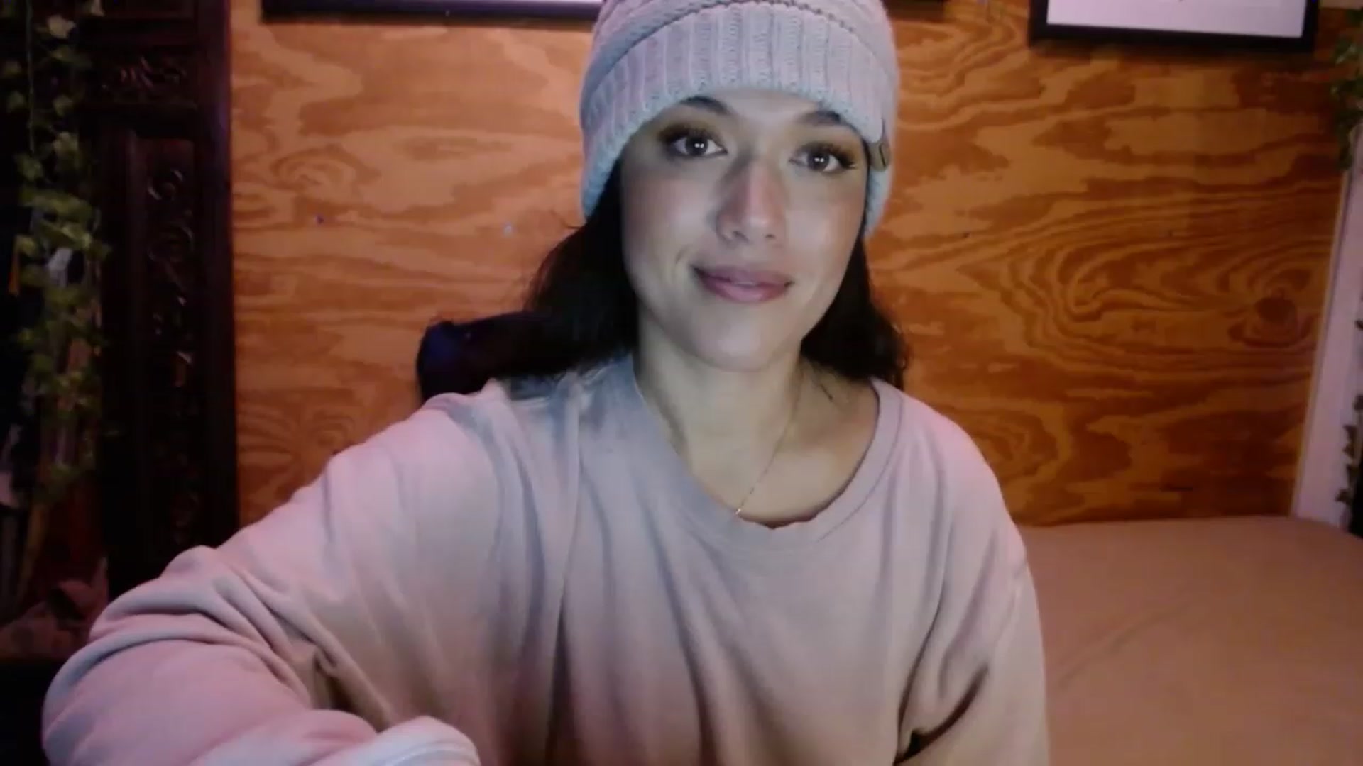 Gallery image thumbnail from slothyfoxy's myfreecams stream on, 12/20/2022, 24:42 image 9 of 20