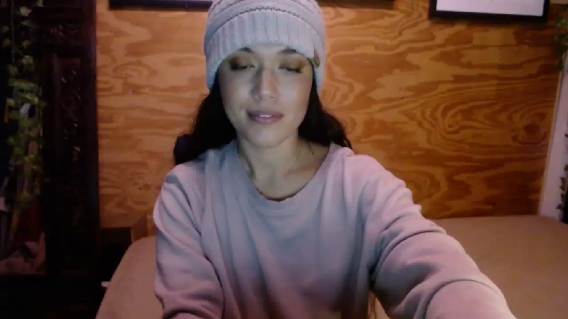 Gallery image thumbnail from slothyfoxy's myfreecams stream on, 12/20/2022, 24:42 image 8 of 20