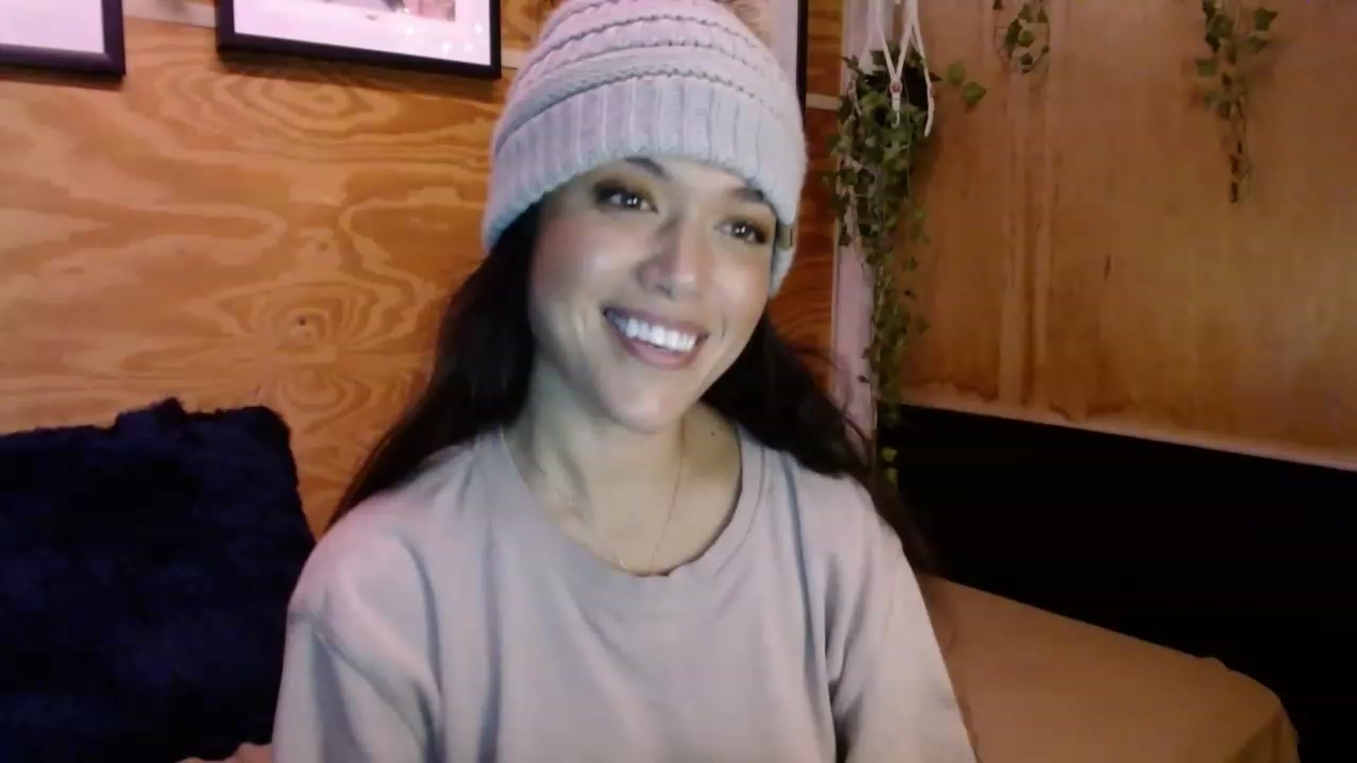 Gallery image thumbnail from slothyfoxy's myfreecams stream on, 12/20/2022, 24:42 image 16 of 20