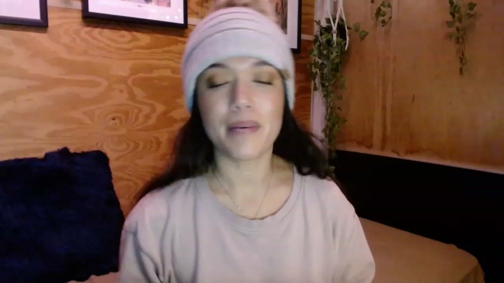 Gallery image thumbnail from slothyfoxy's myfreecams stream on, 12/20/2022, 24:42 image 19 of 20
