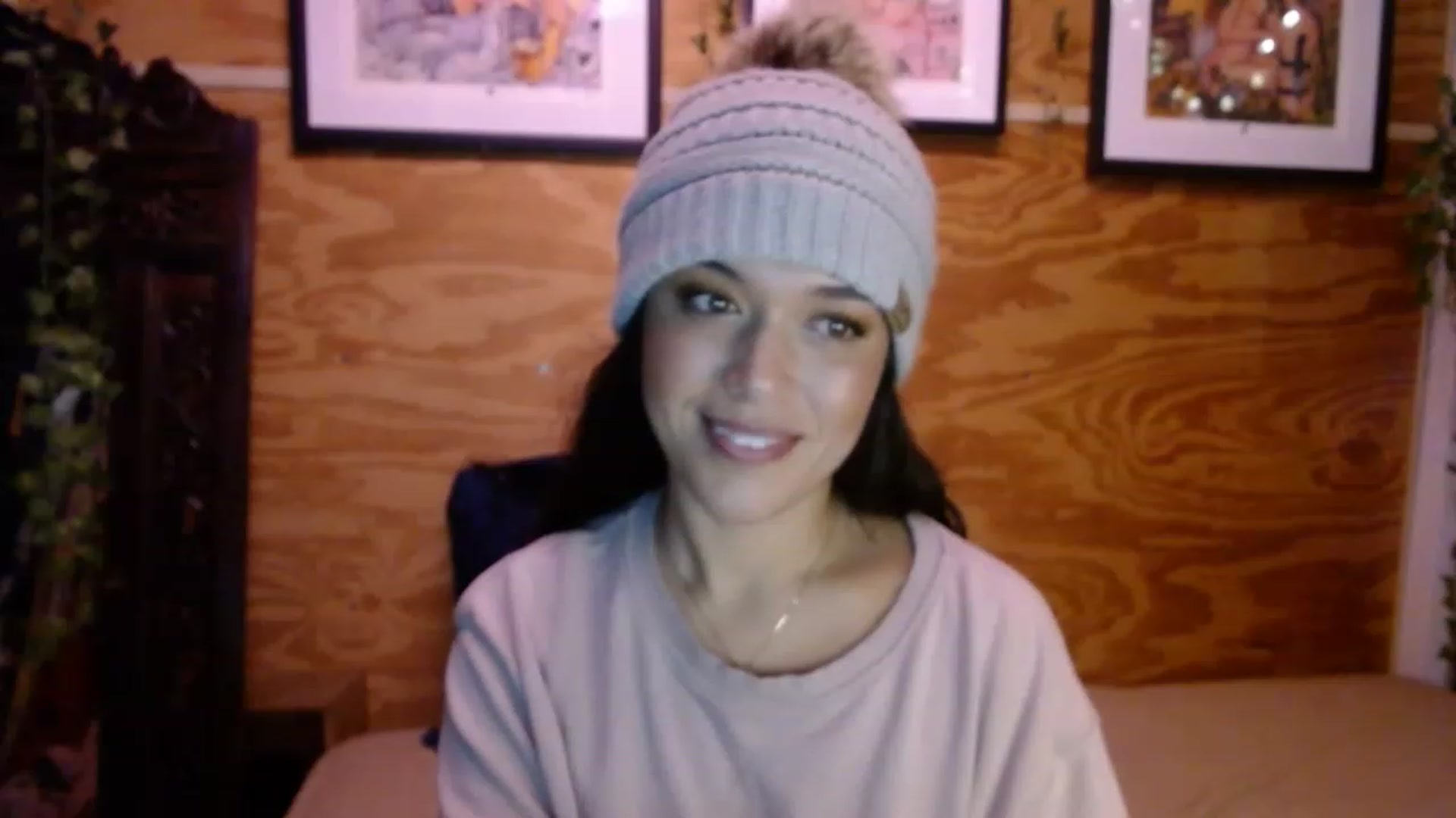 Gallery image thumbnail from slothyfoxy's myfreecams stream on, 12/20/2022, 24:42 image 4 of 20