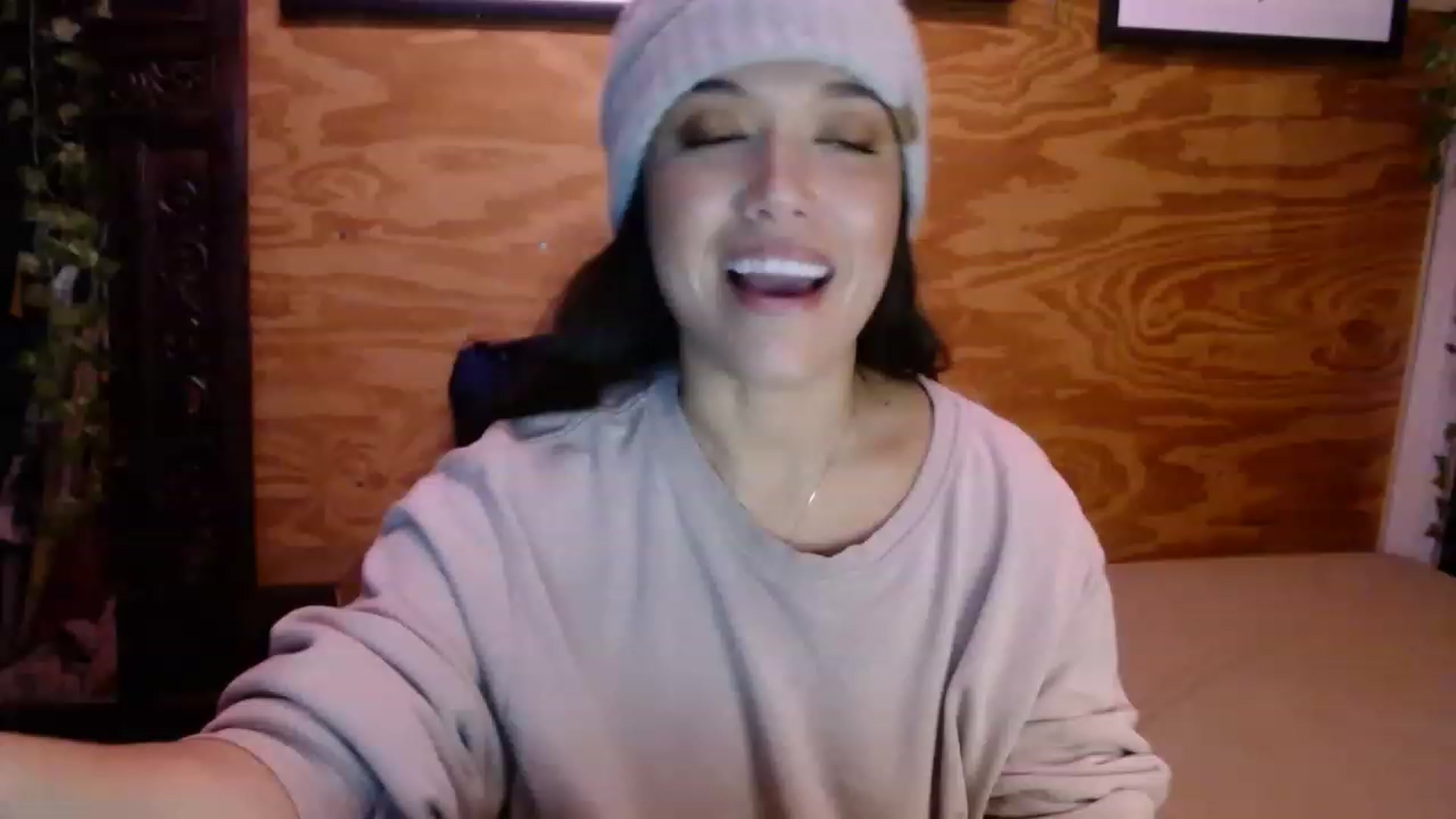 Gallery image thumbnail from slothyfoxy's myfreecams stream on, 12/20/2022, 24:42 image 5 of 20