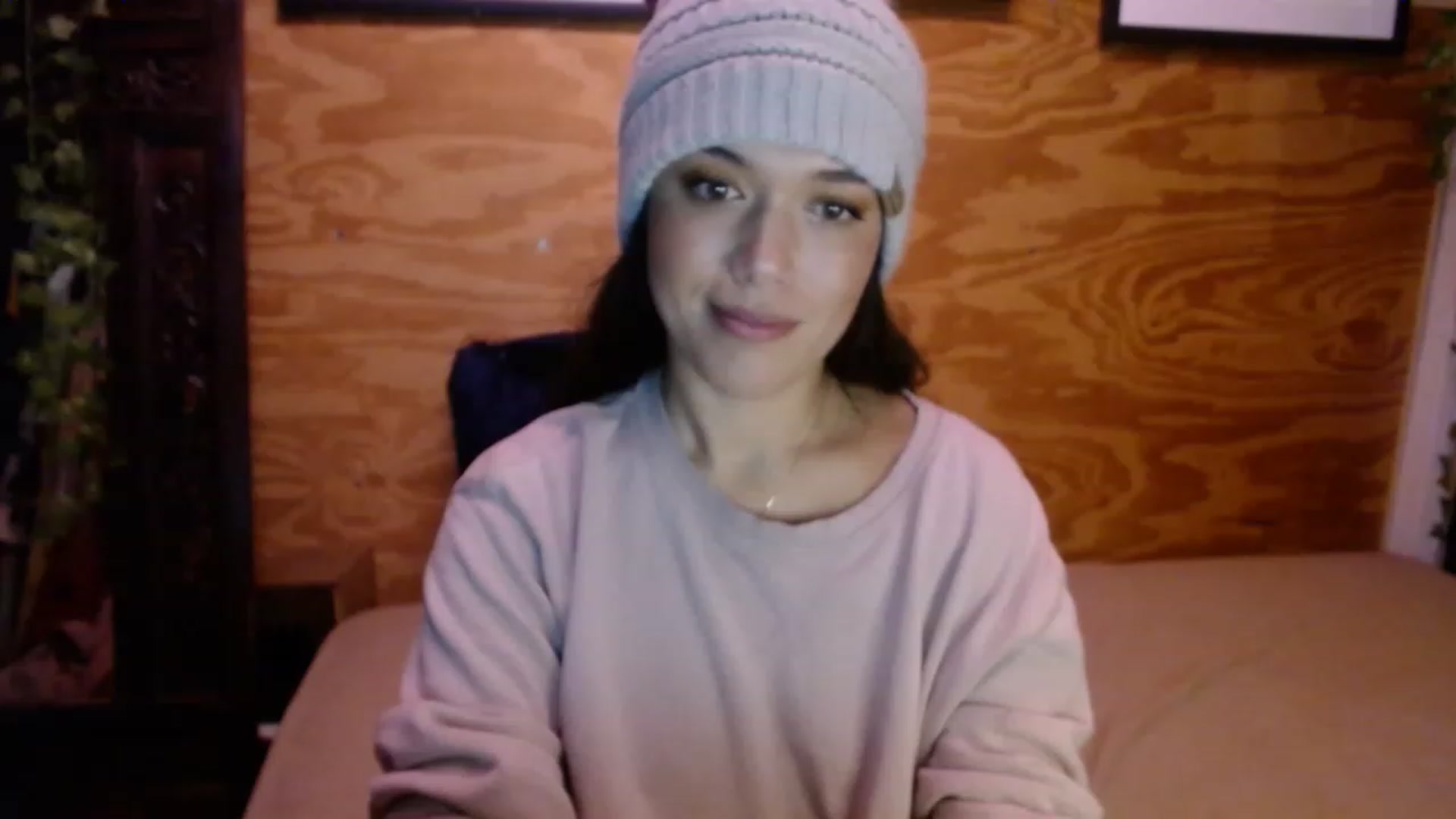 Gallery image thumbnail from slothyfoxy's myfreecams stream on, 12/20/2022, 24:42 image 6 of 20