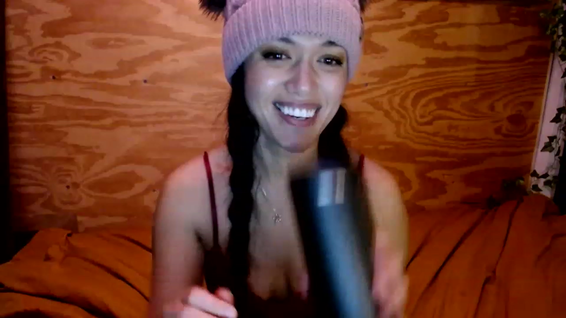 Gallery image thumbnail from slothyfoxy's myfreecams stream on, 01/16/2023, 02:31 image 8 of 20