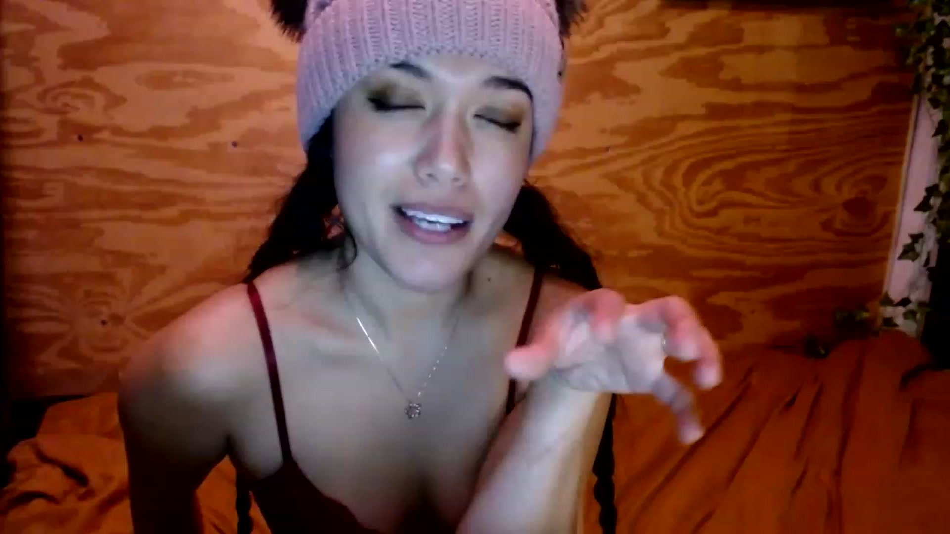 Gallery image thumbnail from slothyfoxy's myfreecams stream on, 01/16/2023, 02:31 image 10 of 20