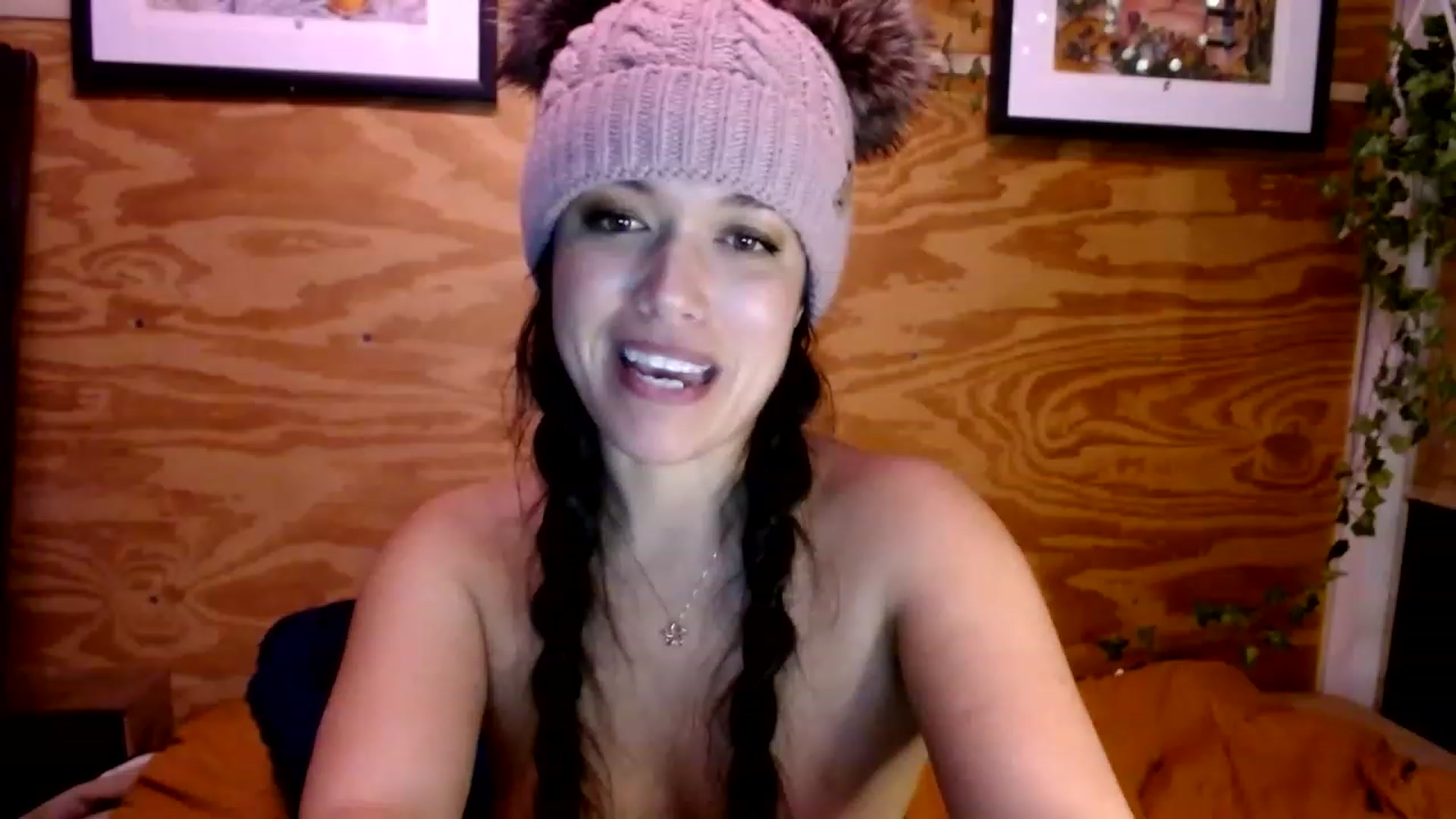 Gallery image thumbnail from slothyfoxy's myfreecams stream on, 01/16/2023, 04:11 image 18 of 20