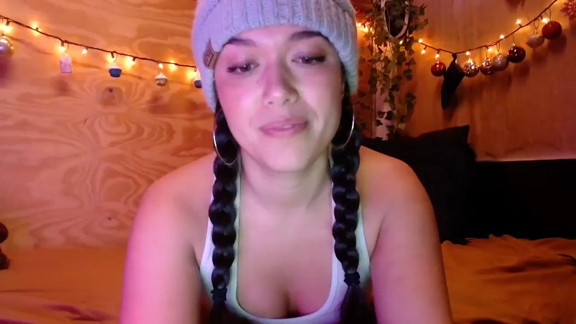 Gallery image thumbnail from slothyfoxy's myfreecams stream on, 12/13/2023, 03:01 image 17 of 20