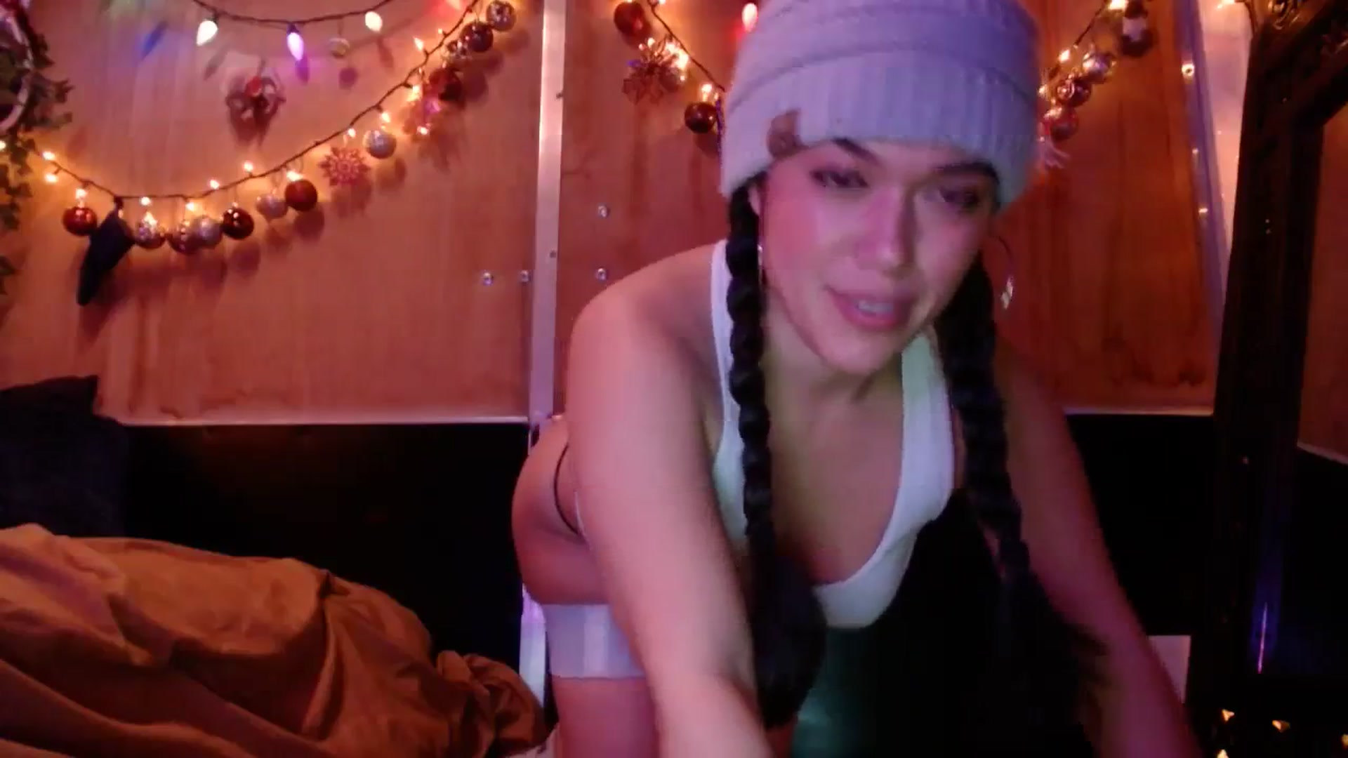 Gallery image thumbnail from slothyfoxy's myfreecams stream on, 12/13/2023, 03:01 image 4 of 20