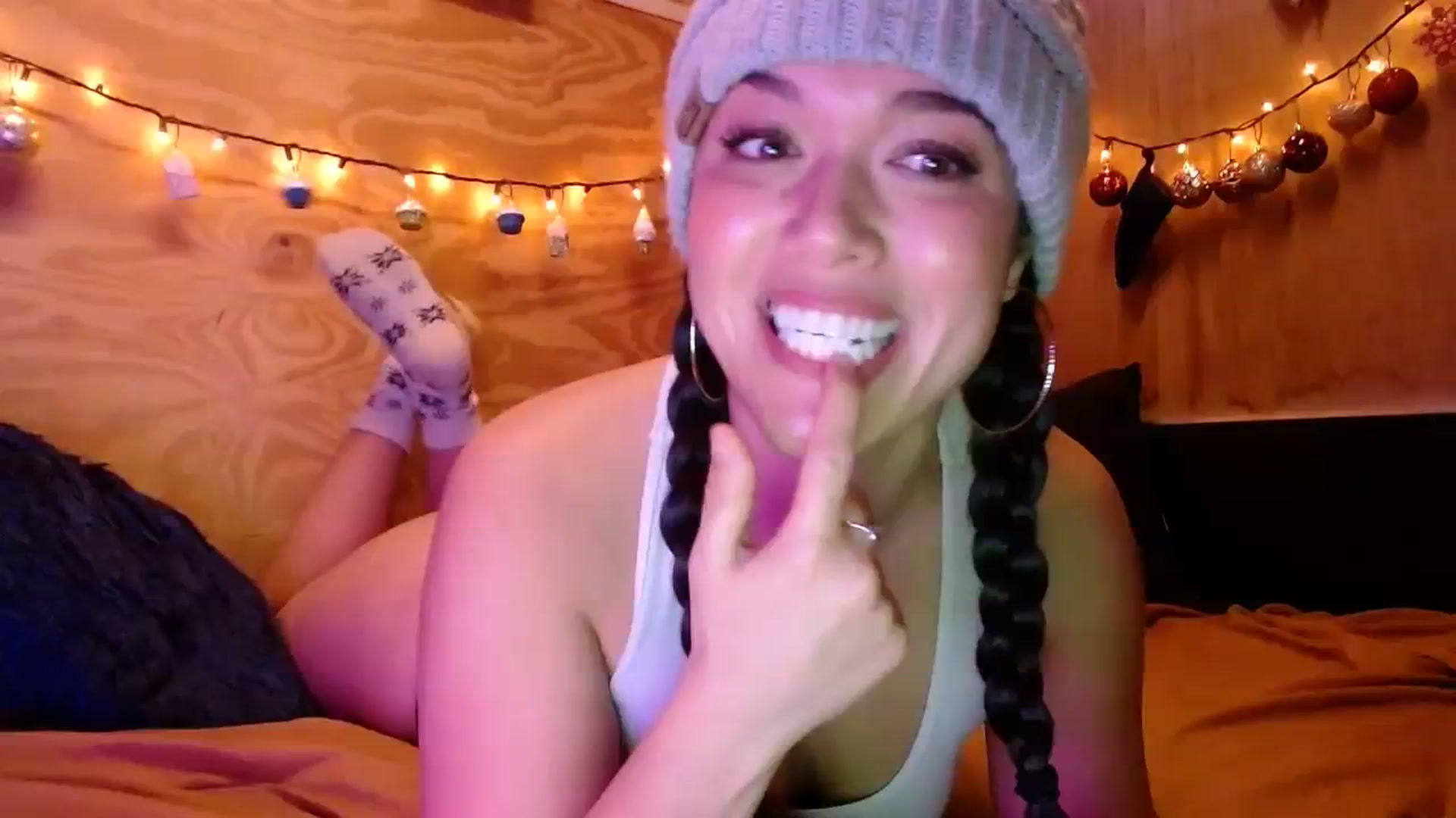 Gallery image thumbnail from slothyfoxy's myfreecams stream on, 12/13/2023, 03:01 image 11 of 20