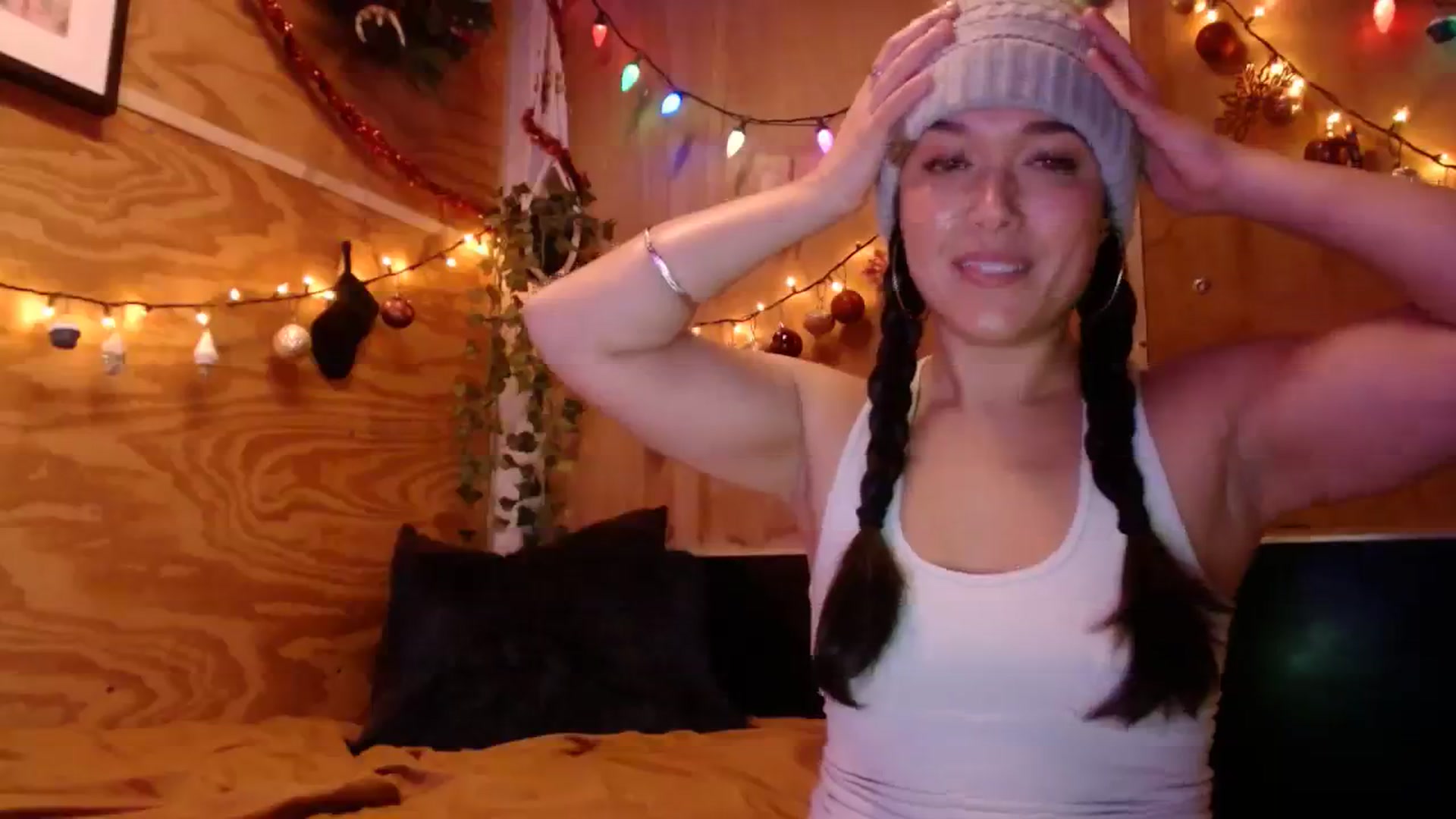 Gallery image thumbnail from slothyfoxy's myfreecams stream on, 12/13/2023, 03:01 image 6 of 20