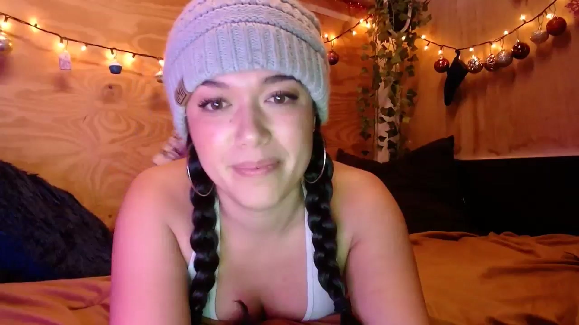 Gallery image thumbnail from slothyfoxy's myfreecams stream on, 12/13/2023, 03:01 image 14 of 20