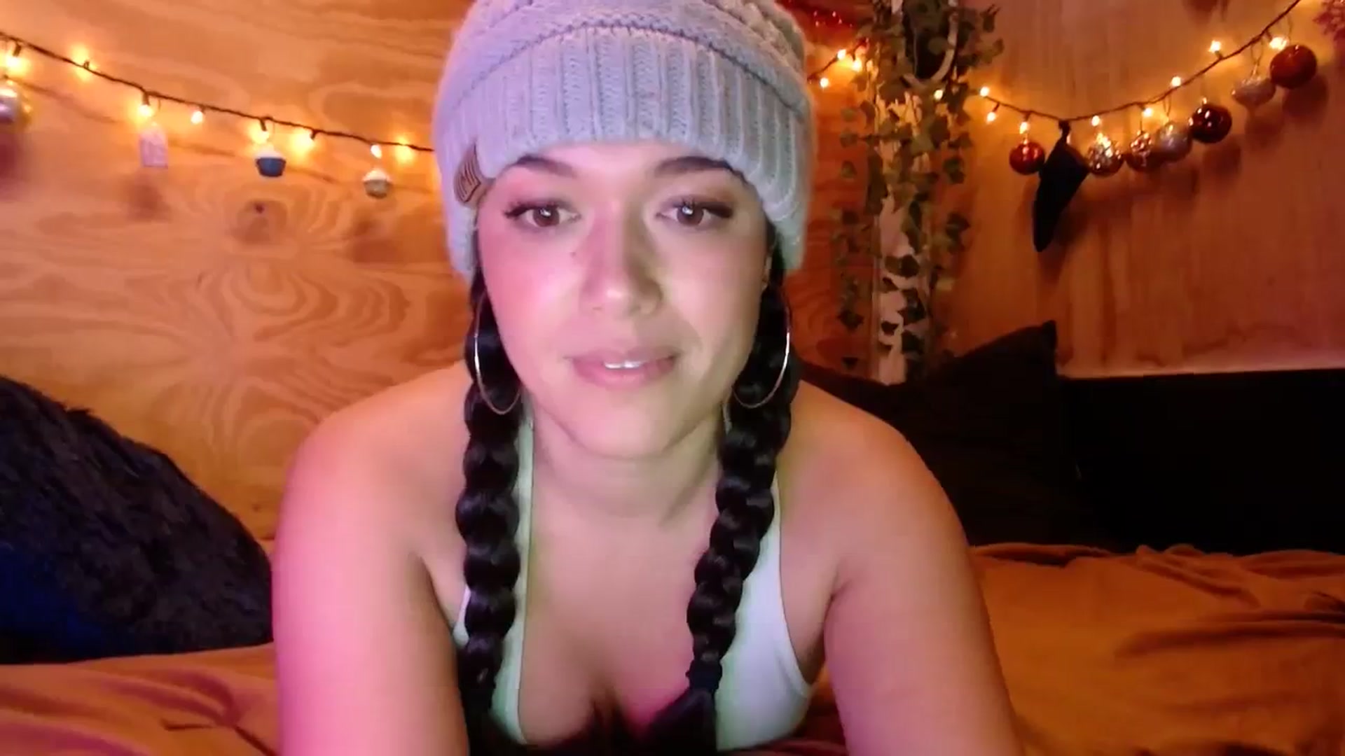 Gallery image thumbnail from slothyfoxy's myfreecams stream on, 12/13/2023, 03:01 image 13 of 20