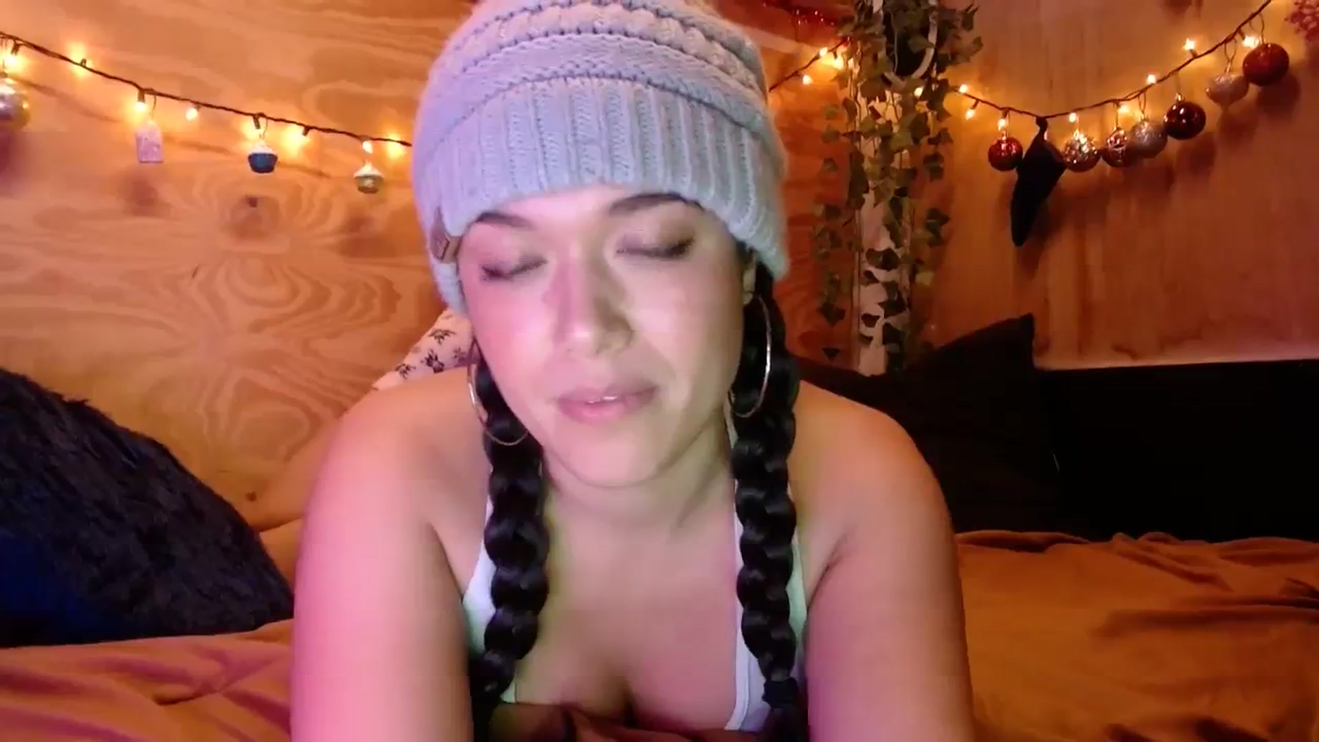 Gallery image thumbnail from slothyfoxy's myfreecams stream on, 12/13/2023, 03:01 image 15 of 20