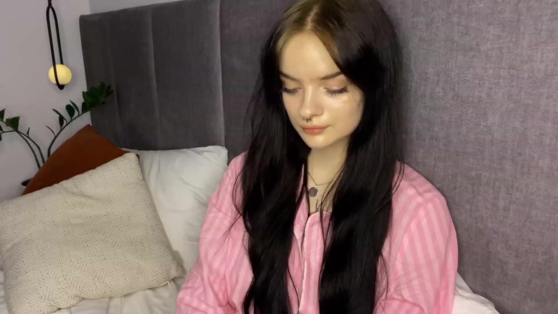 Gallery image thumbnail from sofancysoul's myfreecams stream on, 12/20/2022, 16:38 image 6 of 20