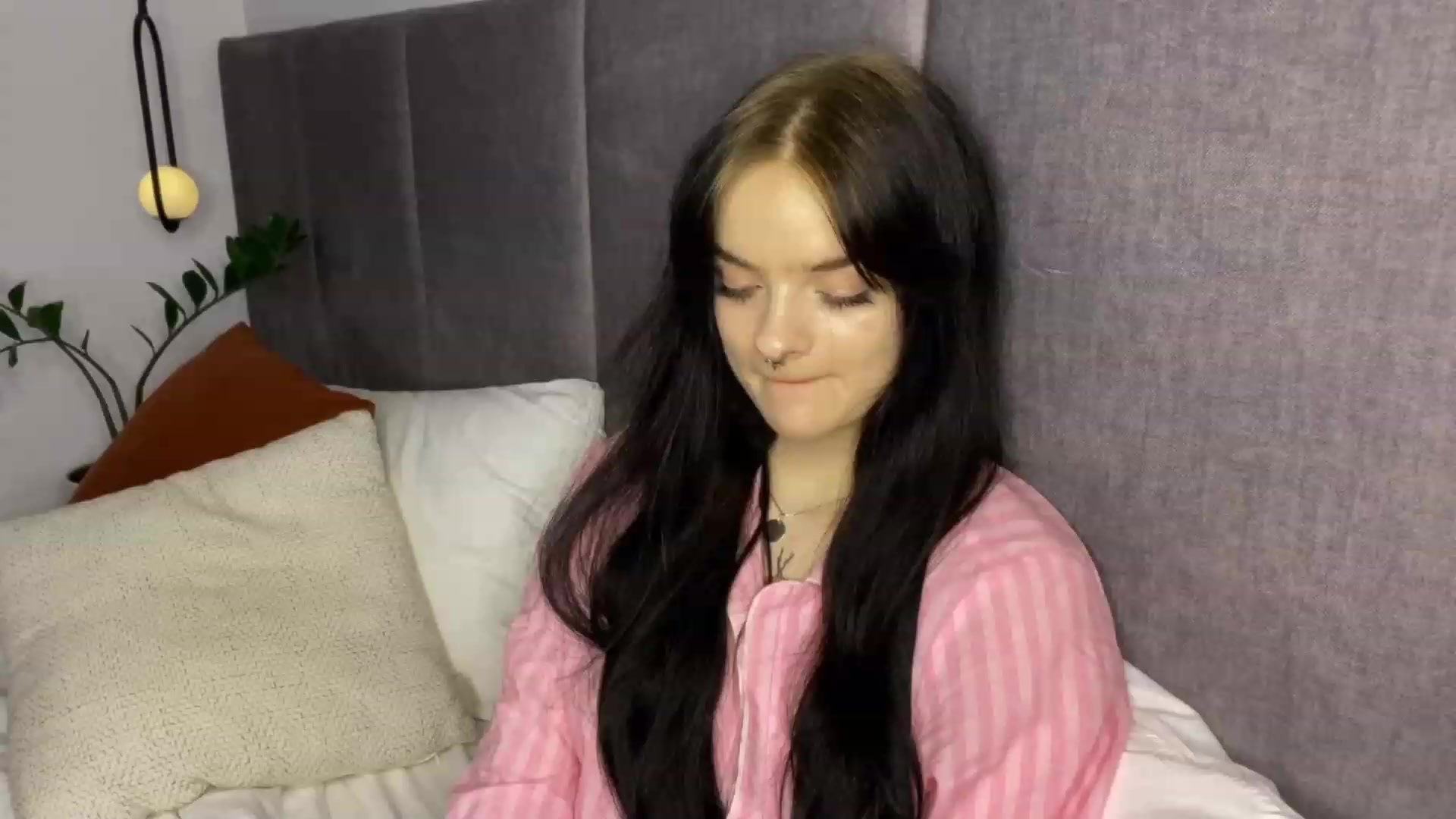 Gallery image thumbnail from sofancysoul's myfreecams stream on, 12/20/2022, 16:38 image 15 of 20