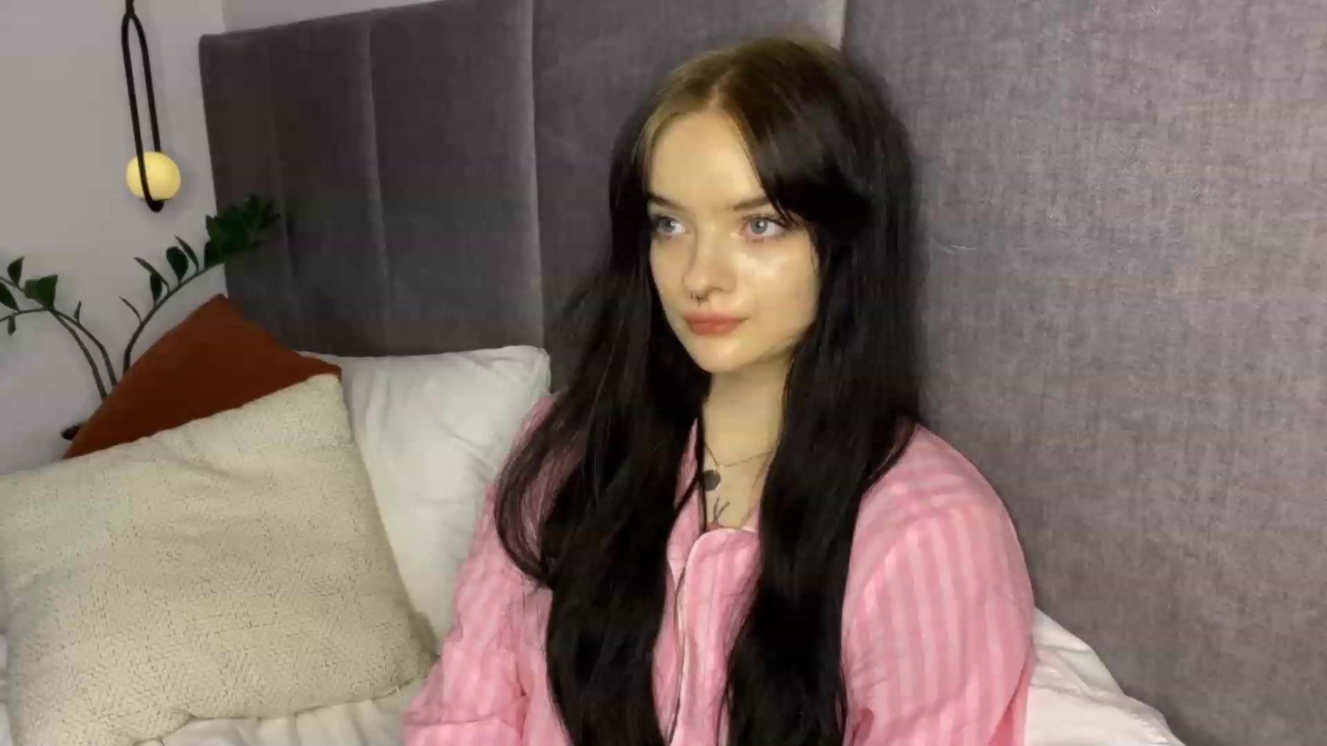 Gallery image thumbnail from sofancysoul's myfreecams stream on, 12/20/2022, 16:38 image 14 of 20