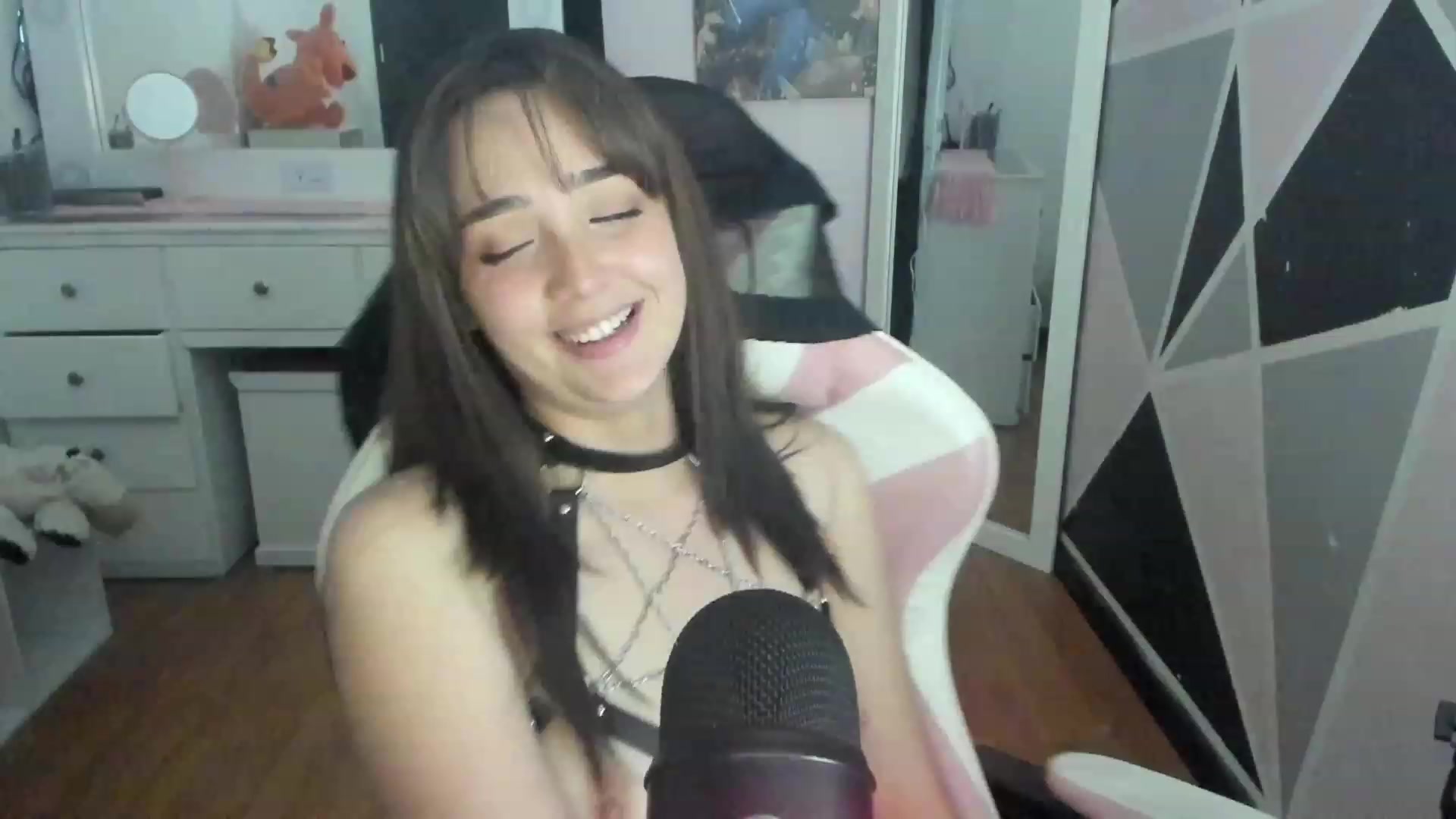 Gallery image thumbnail from sofi_garcia_'s myfreecams stream on, 02/12/2023, 08:07 image 8 of 20