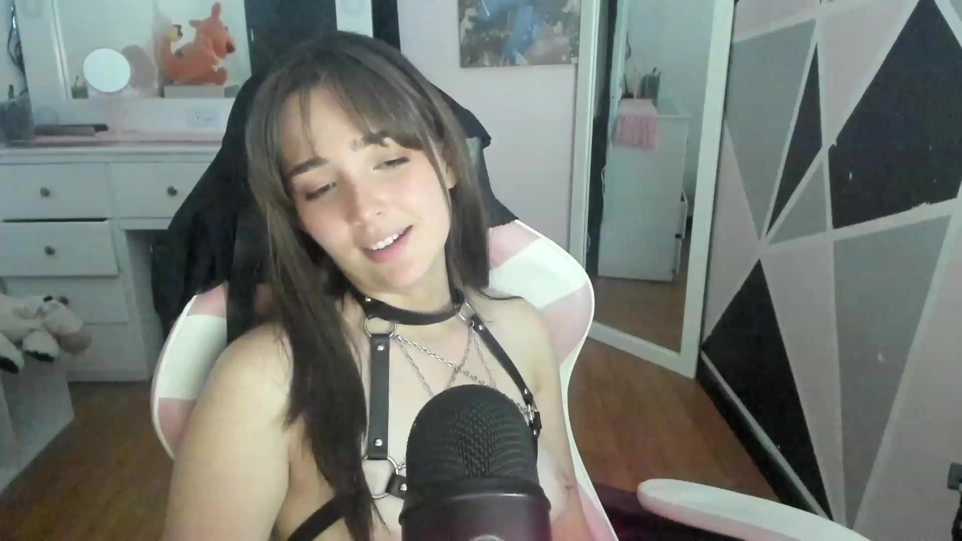 Gallery image thumbnail from sofi_garcia_'s myfreecams stream on, 02/12/2023, 08:07 image 9 of 20