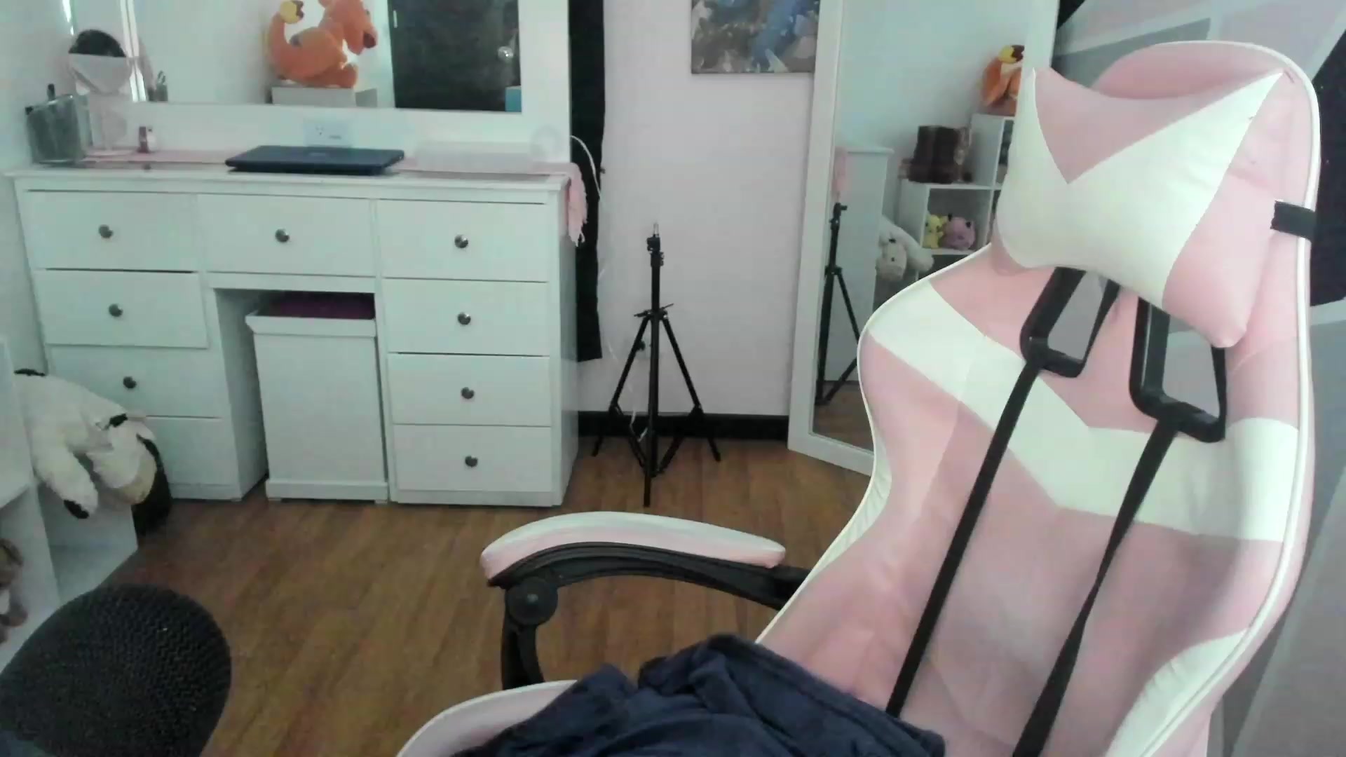 Gallery image thumbnail from sofi_garcia_'s myfreecams stream on, 02/16/2023, 05:35 image 9 of 20