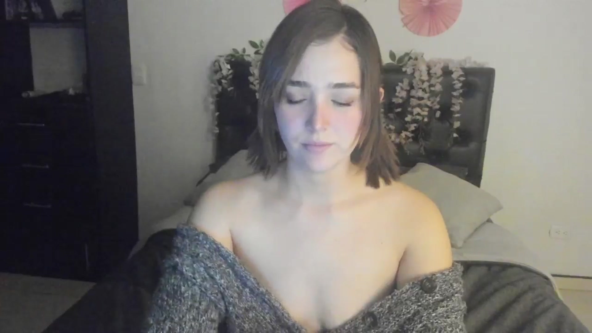 Gallery image thumbnail from sofi_garcia_'s myfreecams stream on, 05/25/2024, 06:03 image 9 of 20