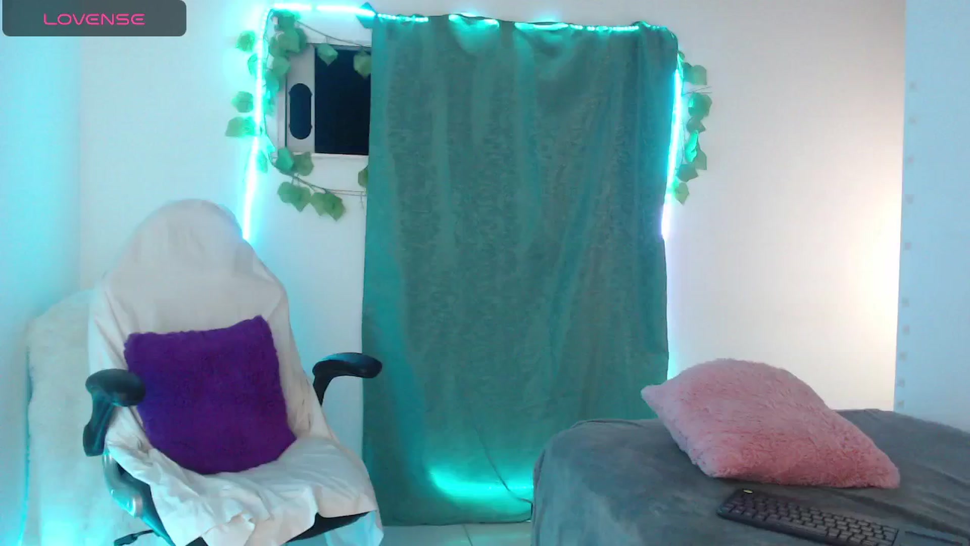 Gallery image thumbnail from sommerray_99's myfreecams stream on, 10/22/2024, 04:08 image 5 of 20